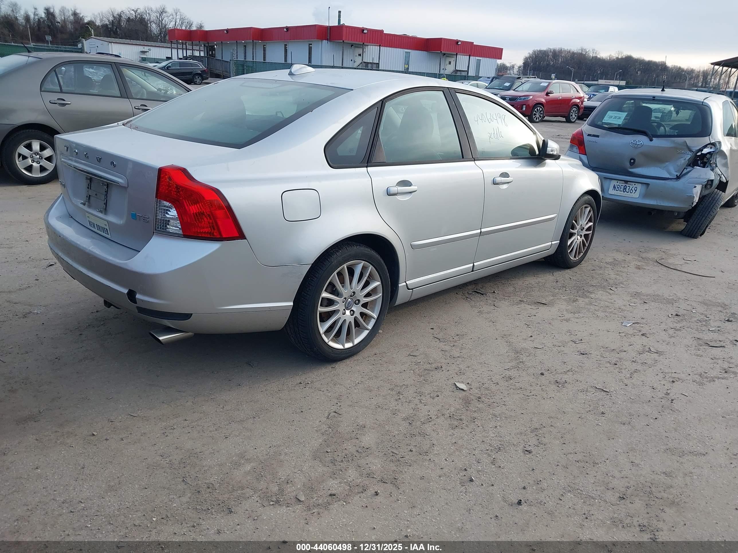 VOLVO S40 image 4