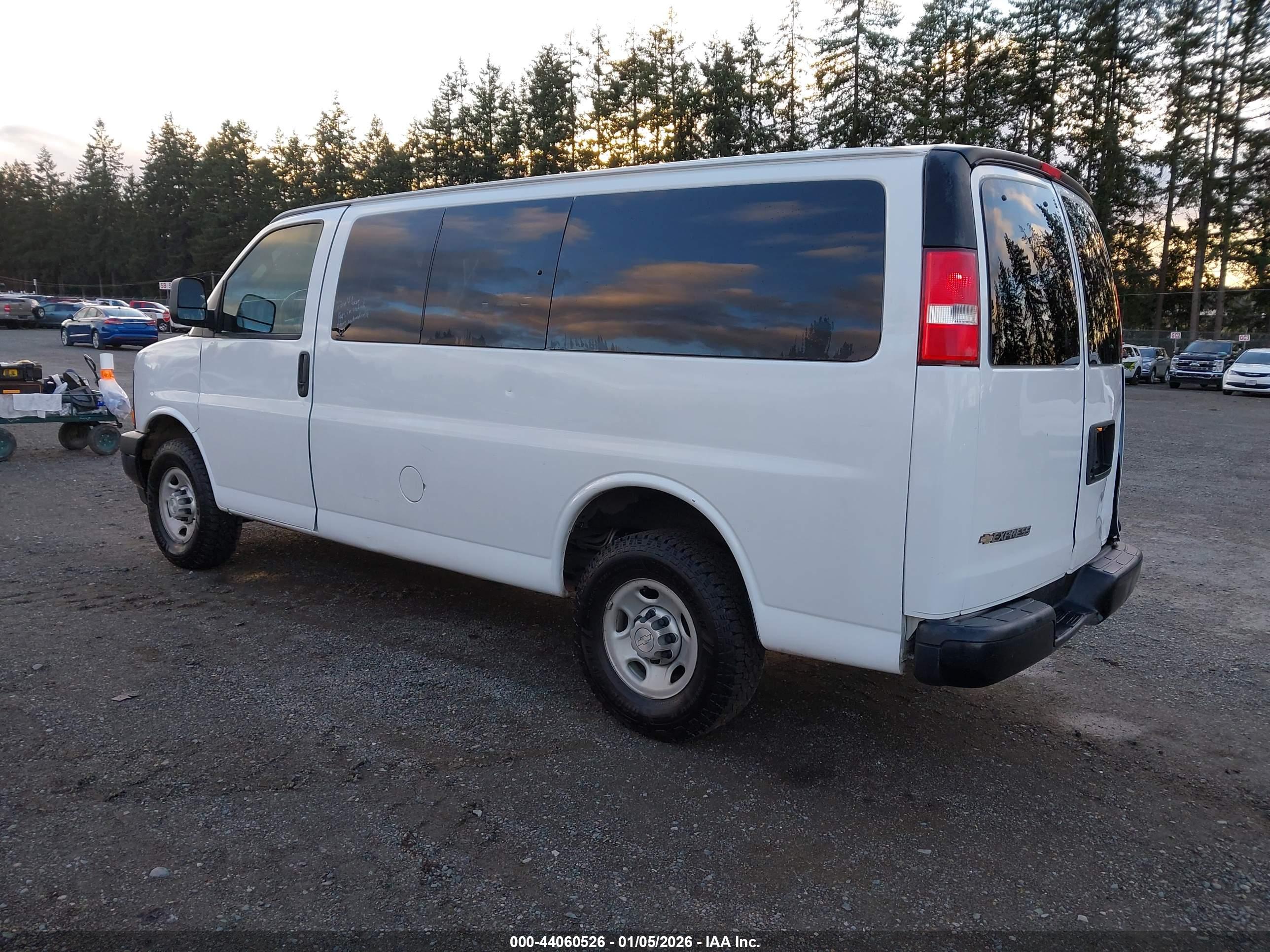 CHEVROLET EXPRESS image 3