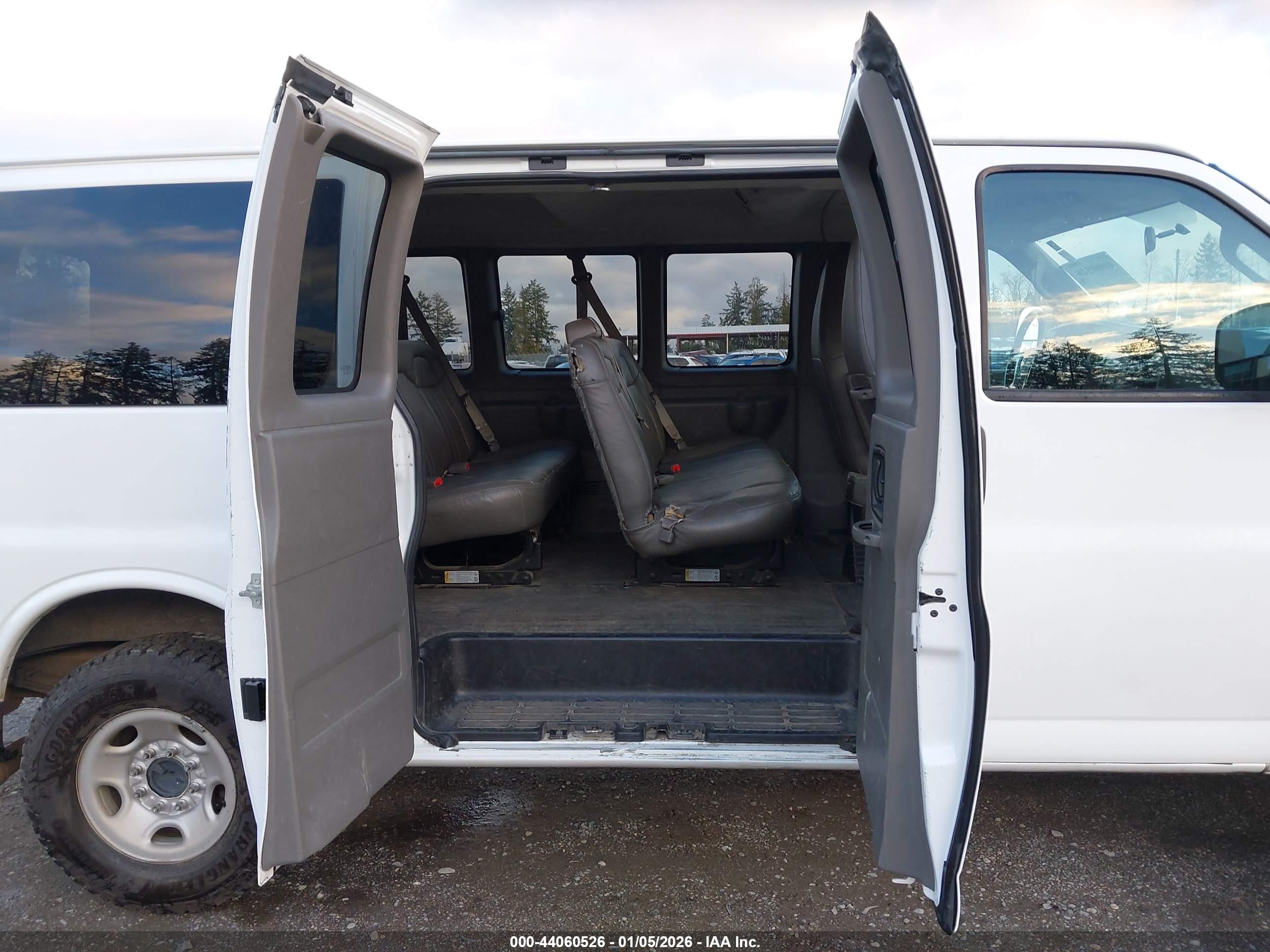 CHEVROLET EXPRESS image 8