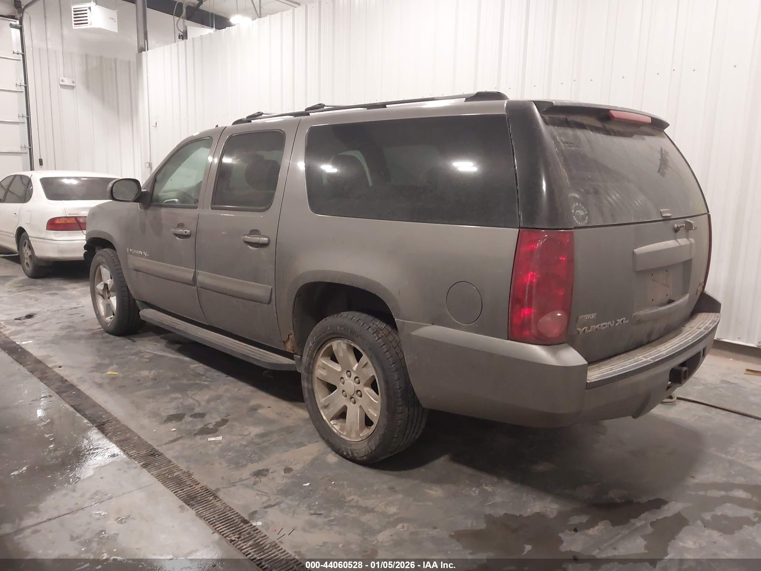 GMC YUKON image 3