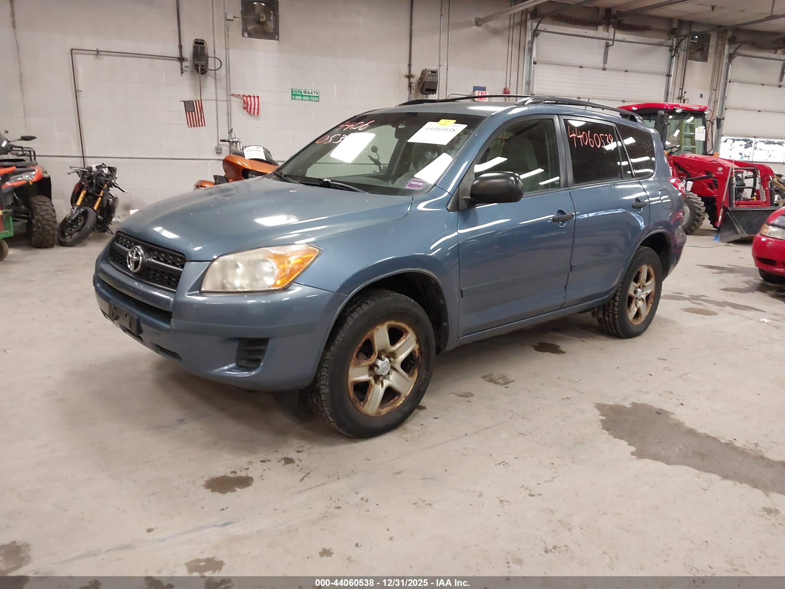 TOYOTA RAV4 image 2