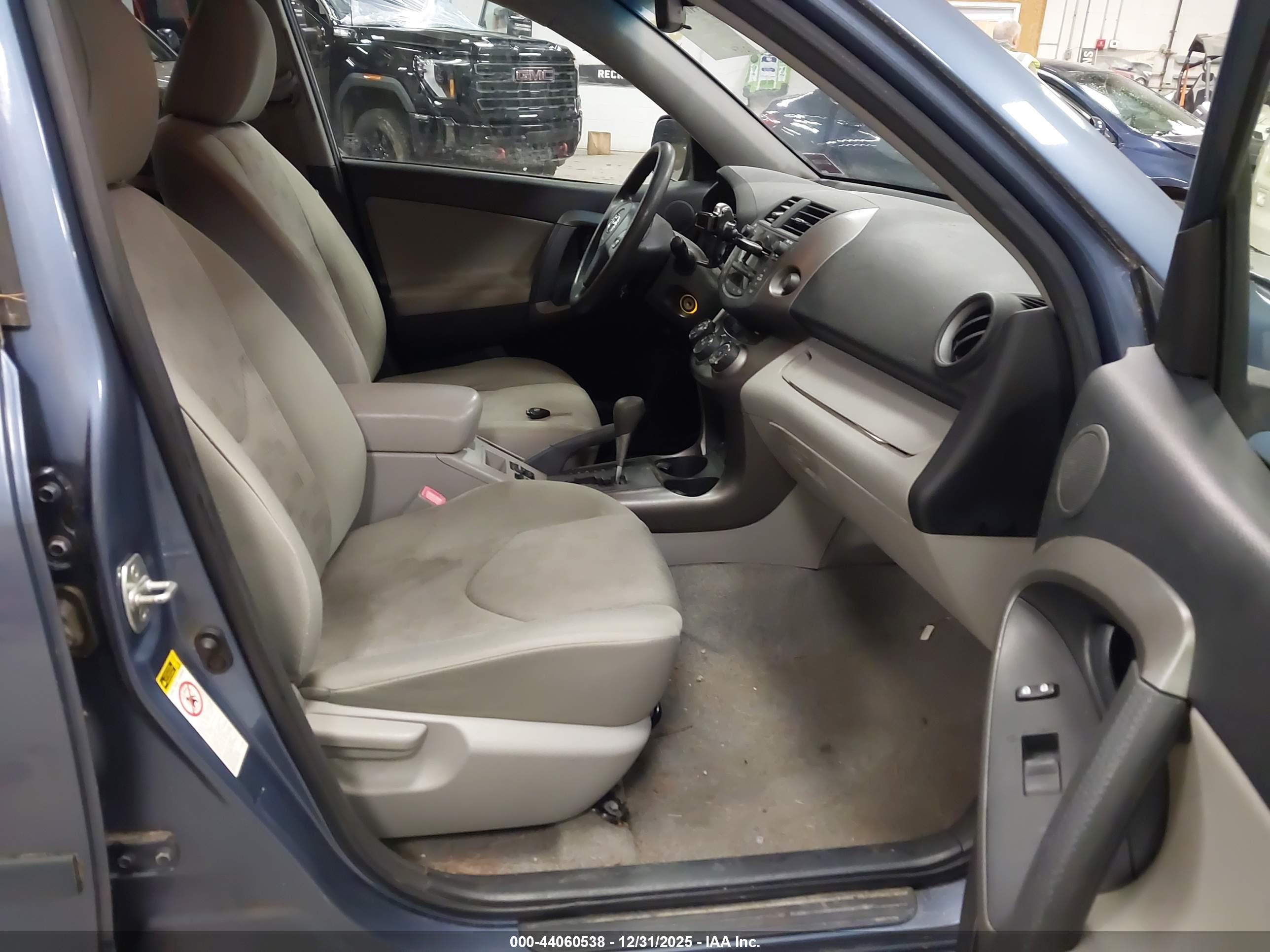 TOYOTA RAV4 image 5