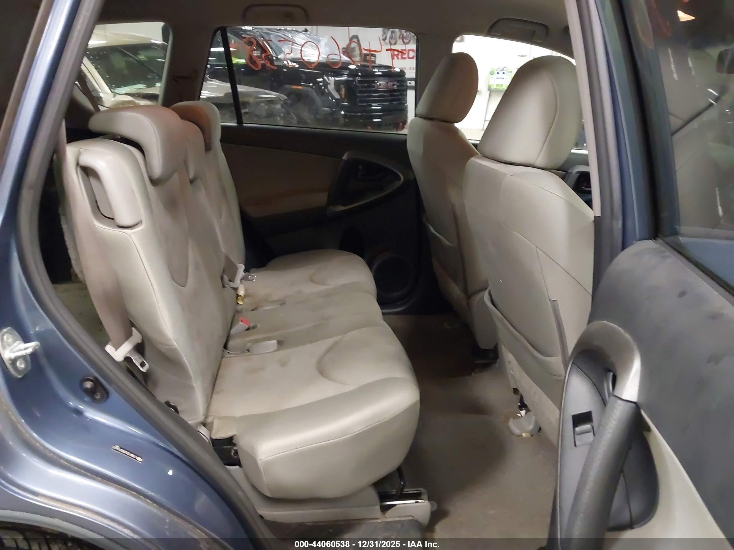 TOYOTA RAV4 image 8