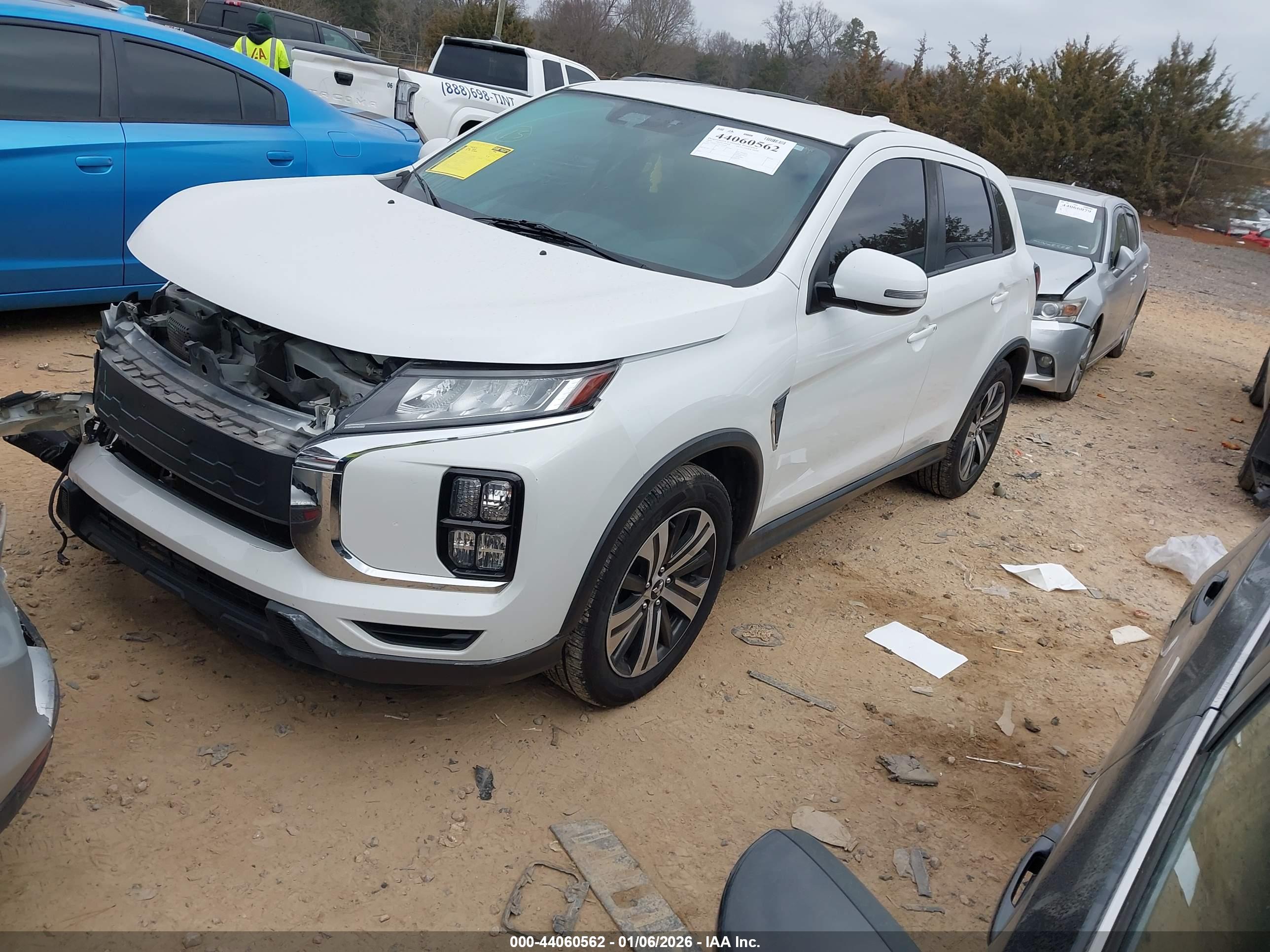 MITSUBISHI OUTLANDER image 2