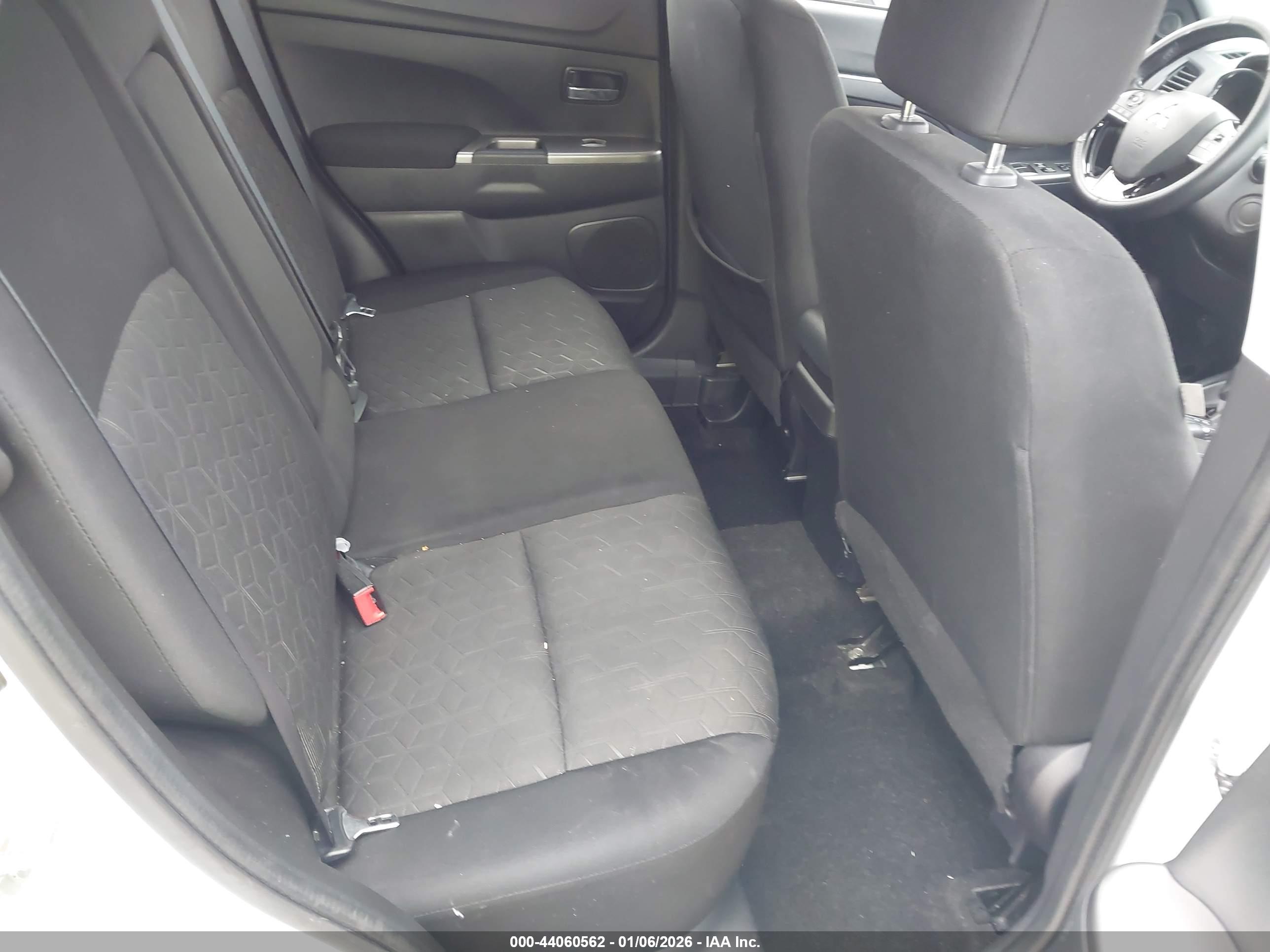MITSUBISHI OUTLANDER image 8
