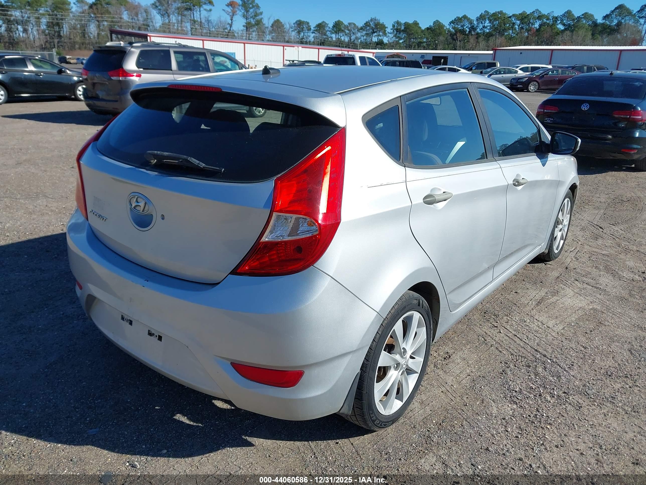 HYUNDAI ACCENT image 4