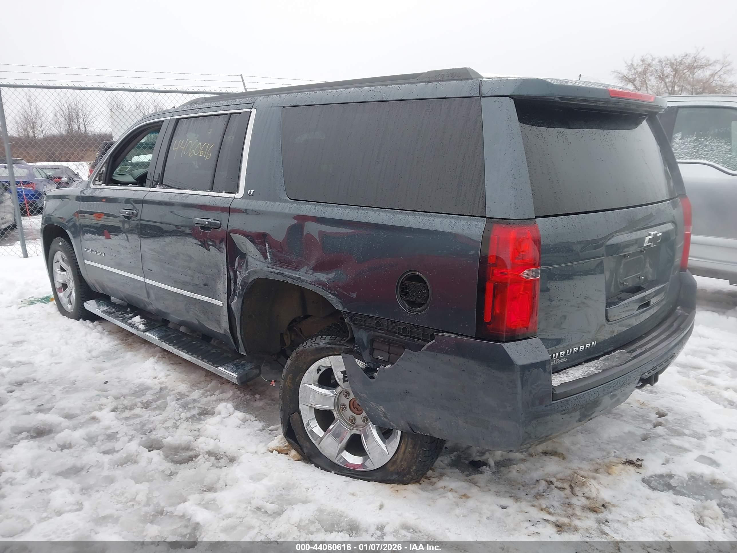 CHEVROLET SUBURBAN image 3