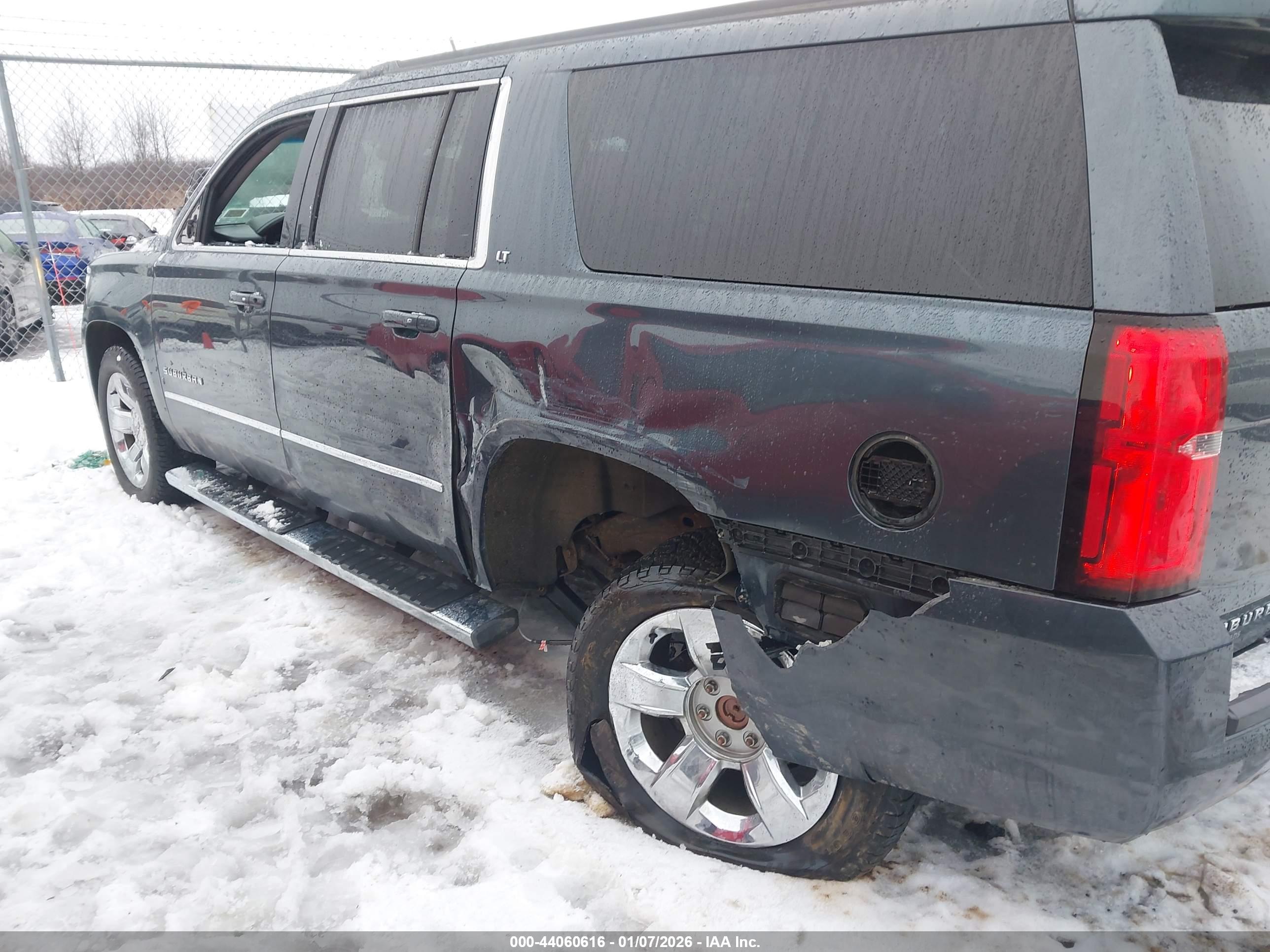 CHEVROLET SUBURBAN image 6