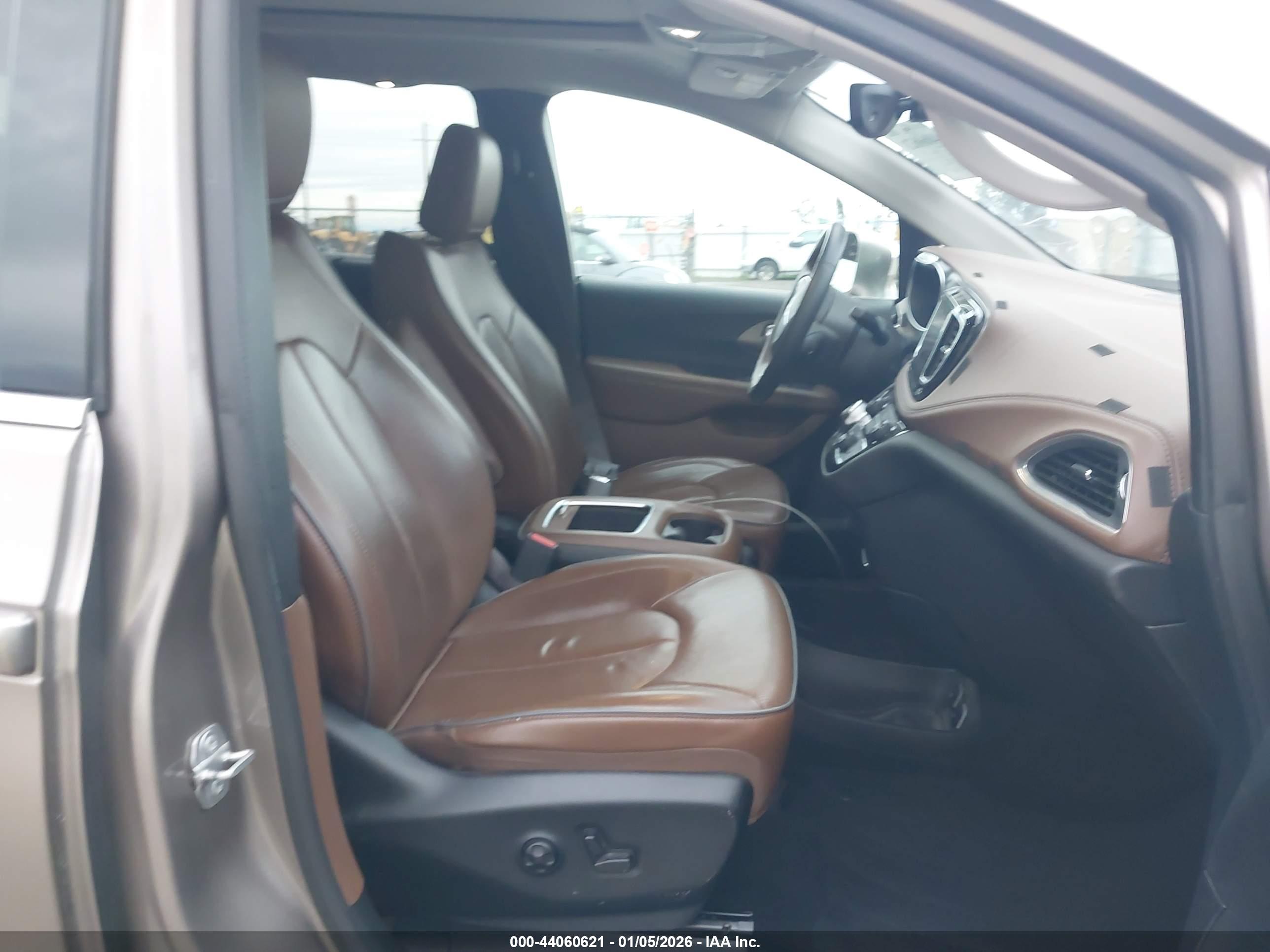CHRYSLER PACIFICA image 5
