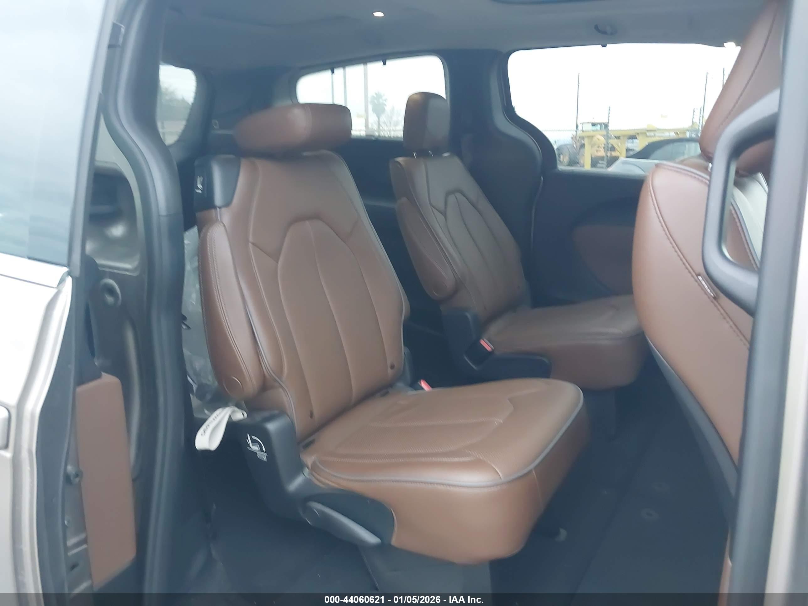 CHRYSLER PACIFICA image 8