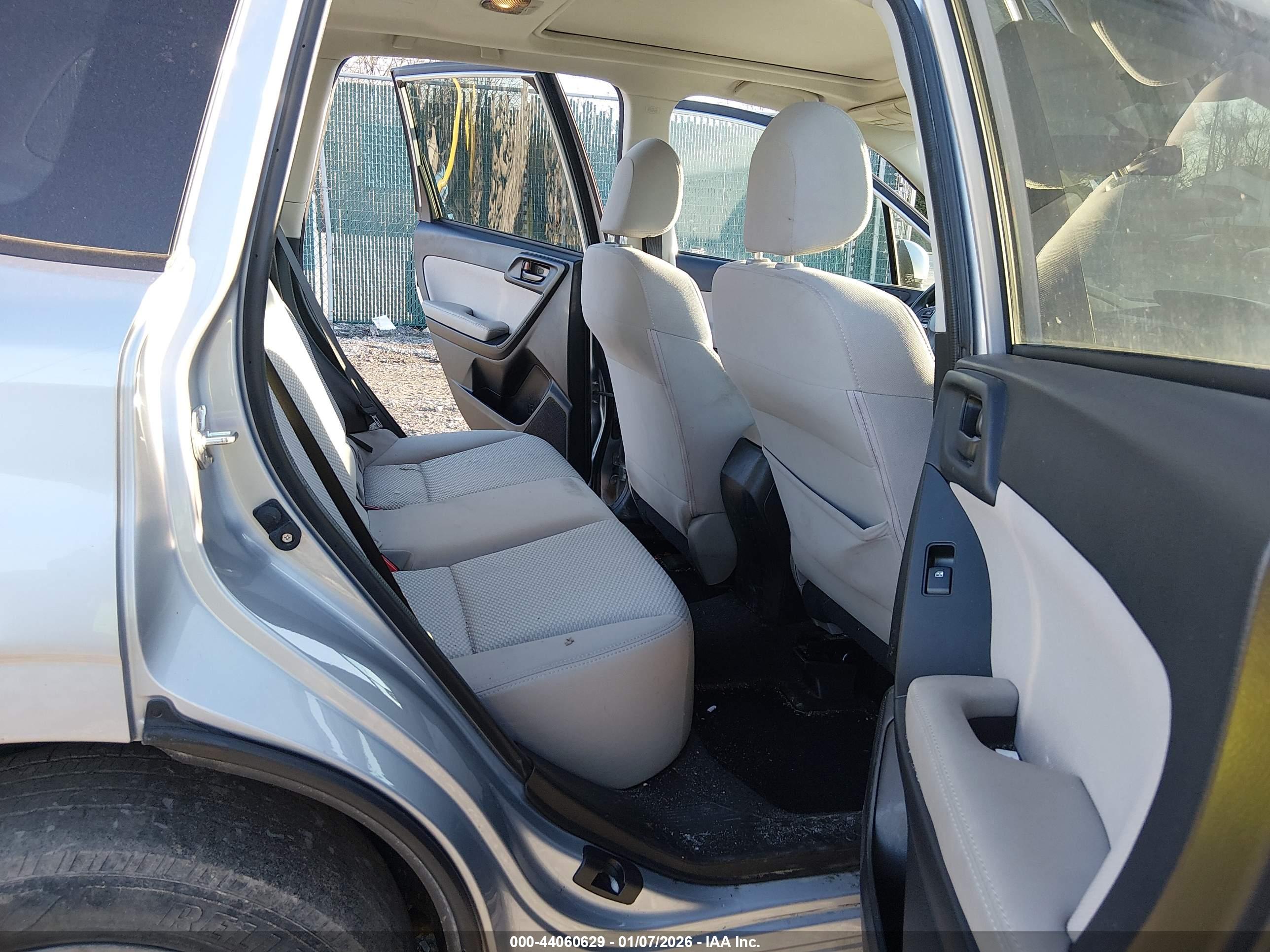SUBARU FORESTER image 8