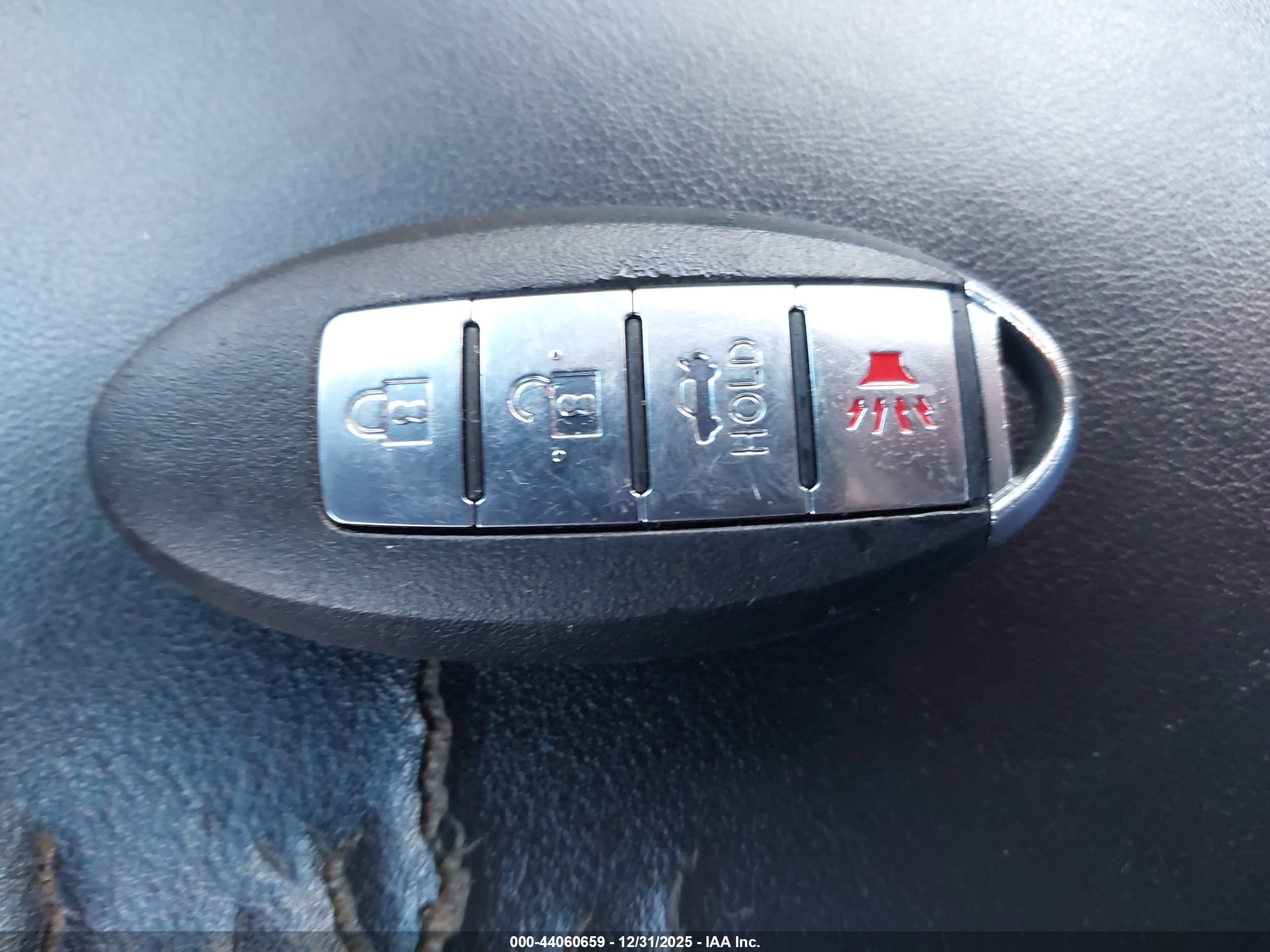 NISSAN MAXIMA image 11
