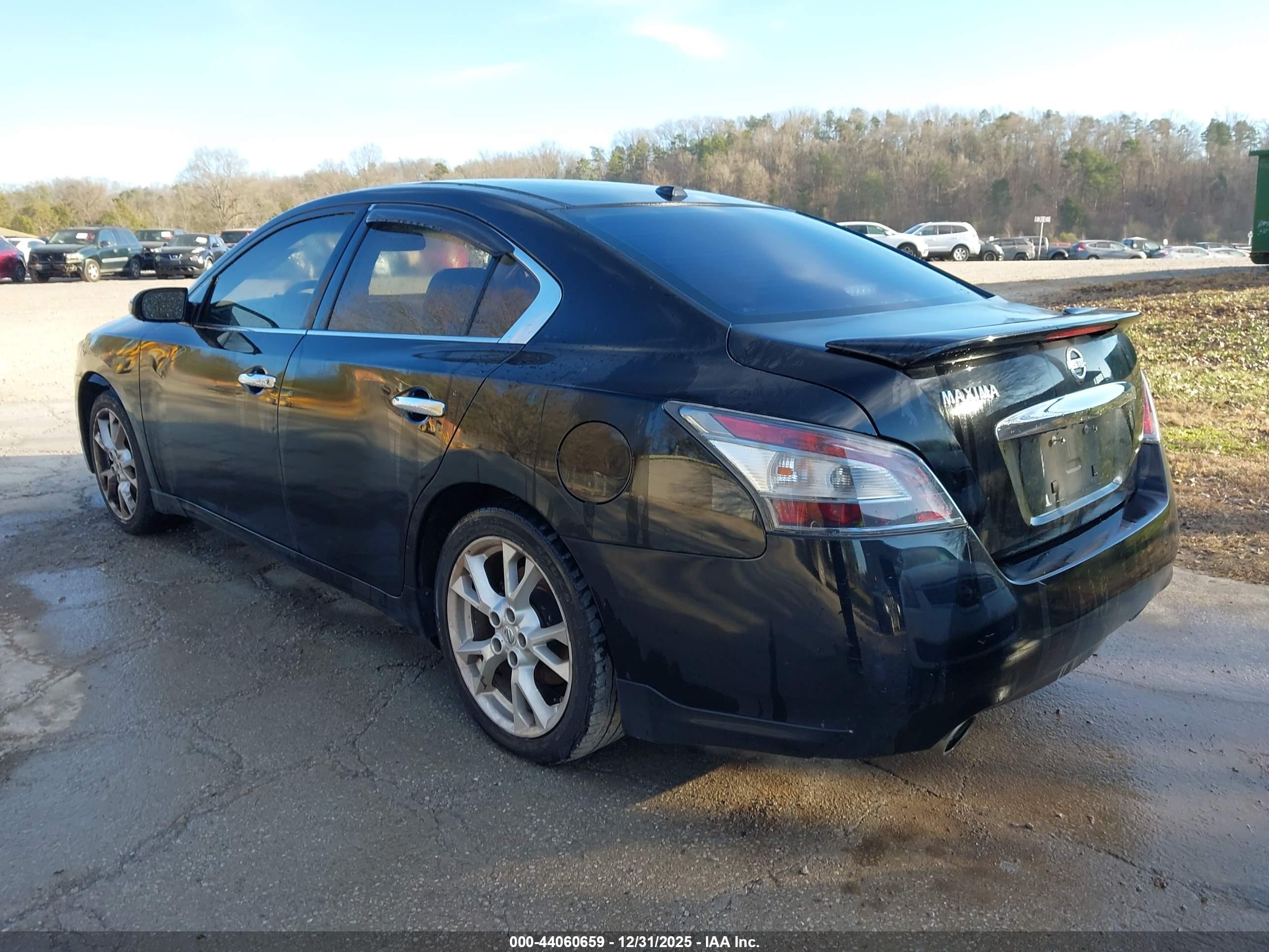 NISSAN MAXIMA image 3