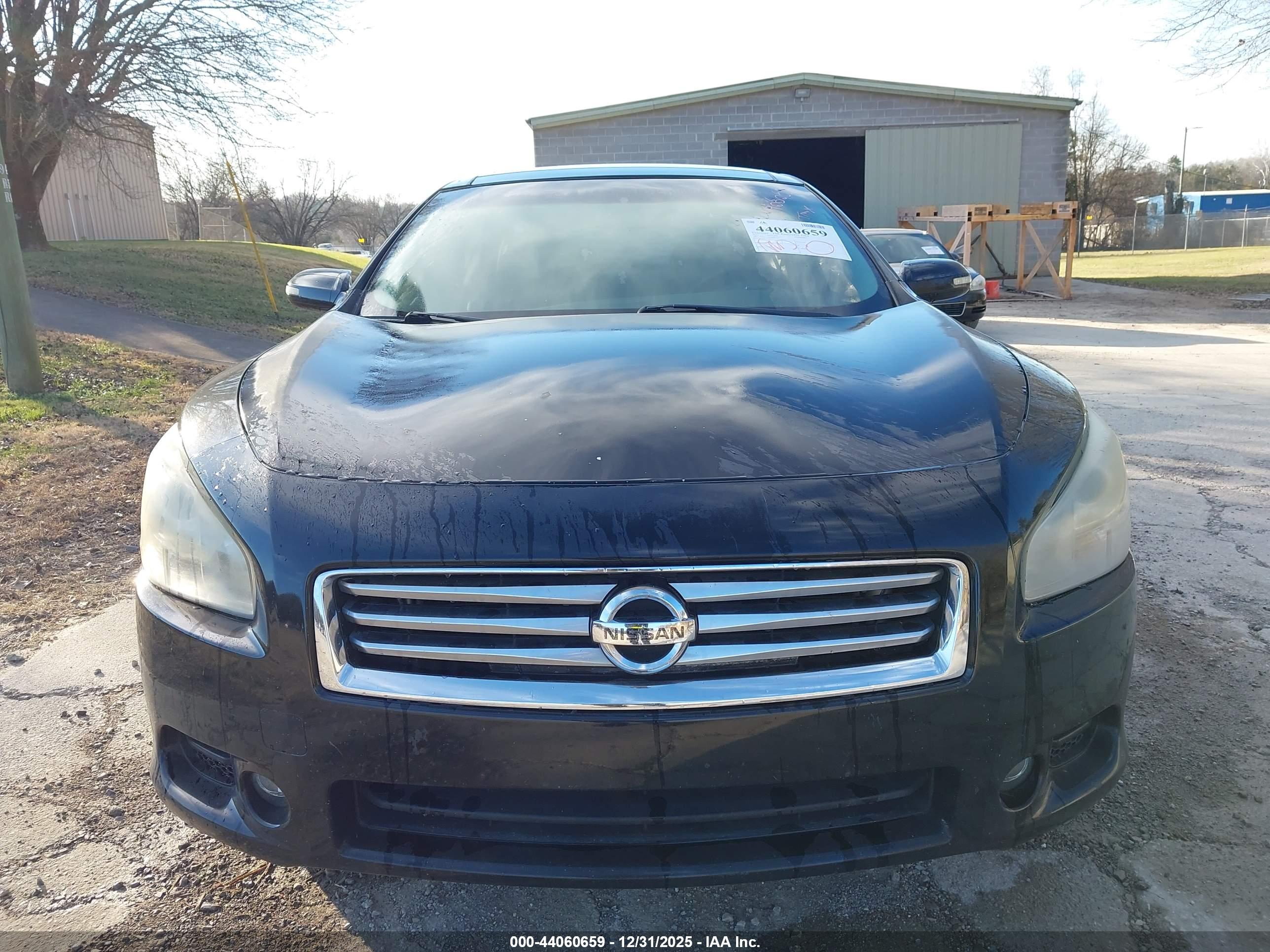 NISSAN MAXIMA image 6