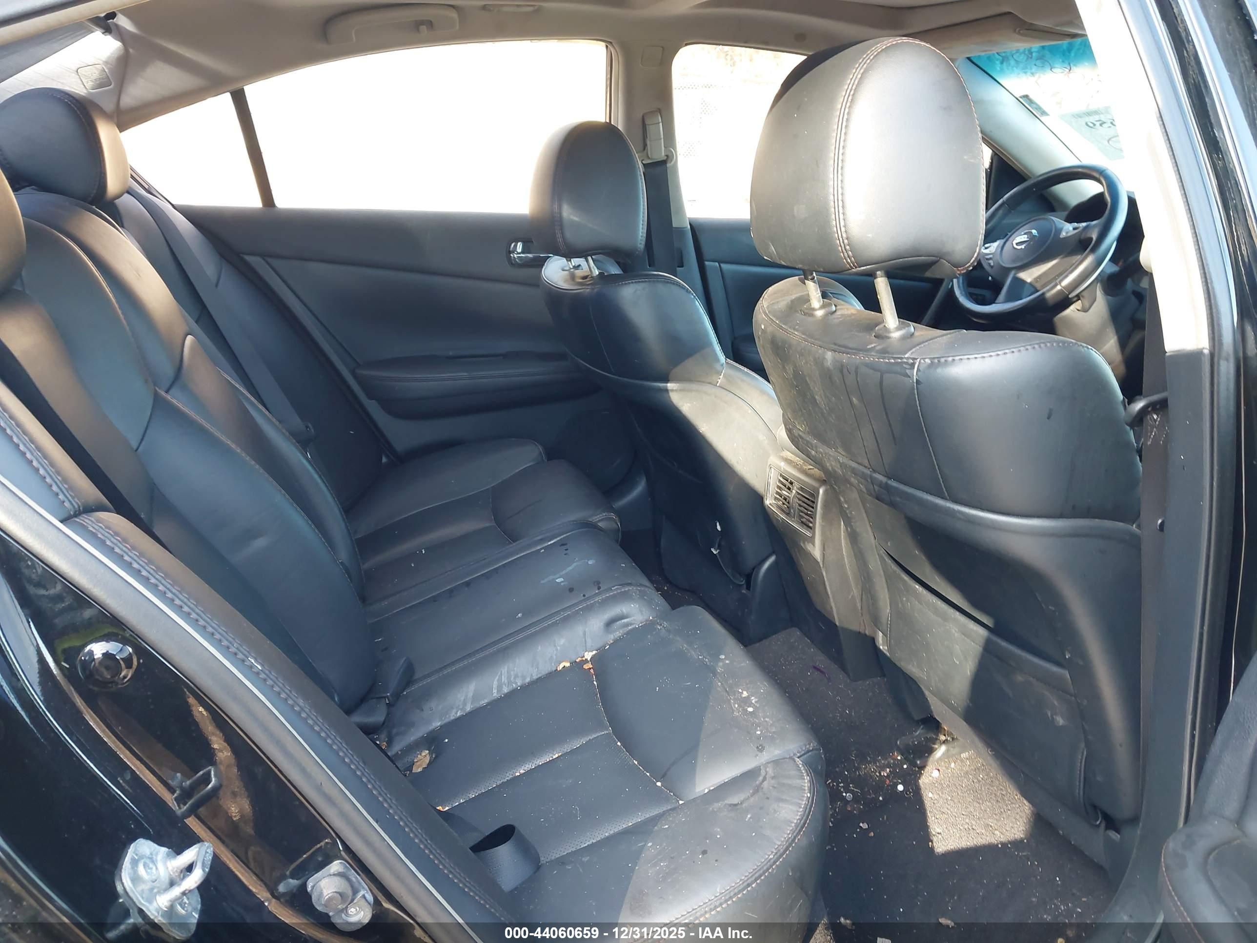 NISSAN MAXIMA image 8