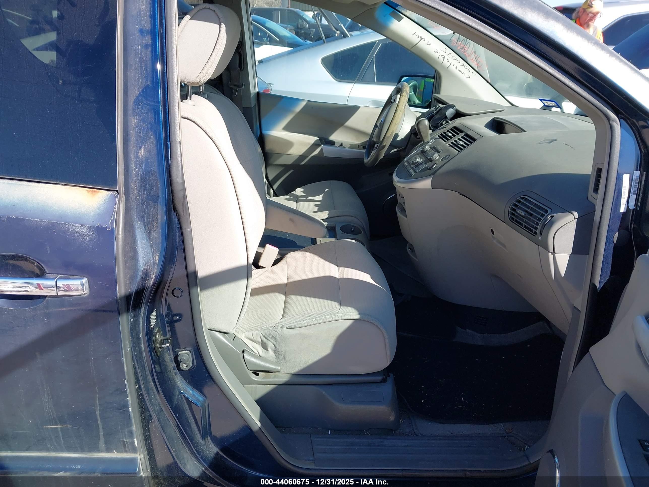 NISSAN QUEST image 5
