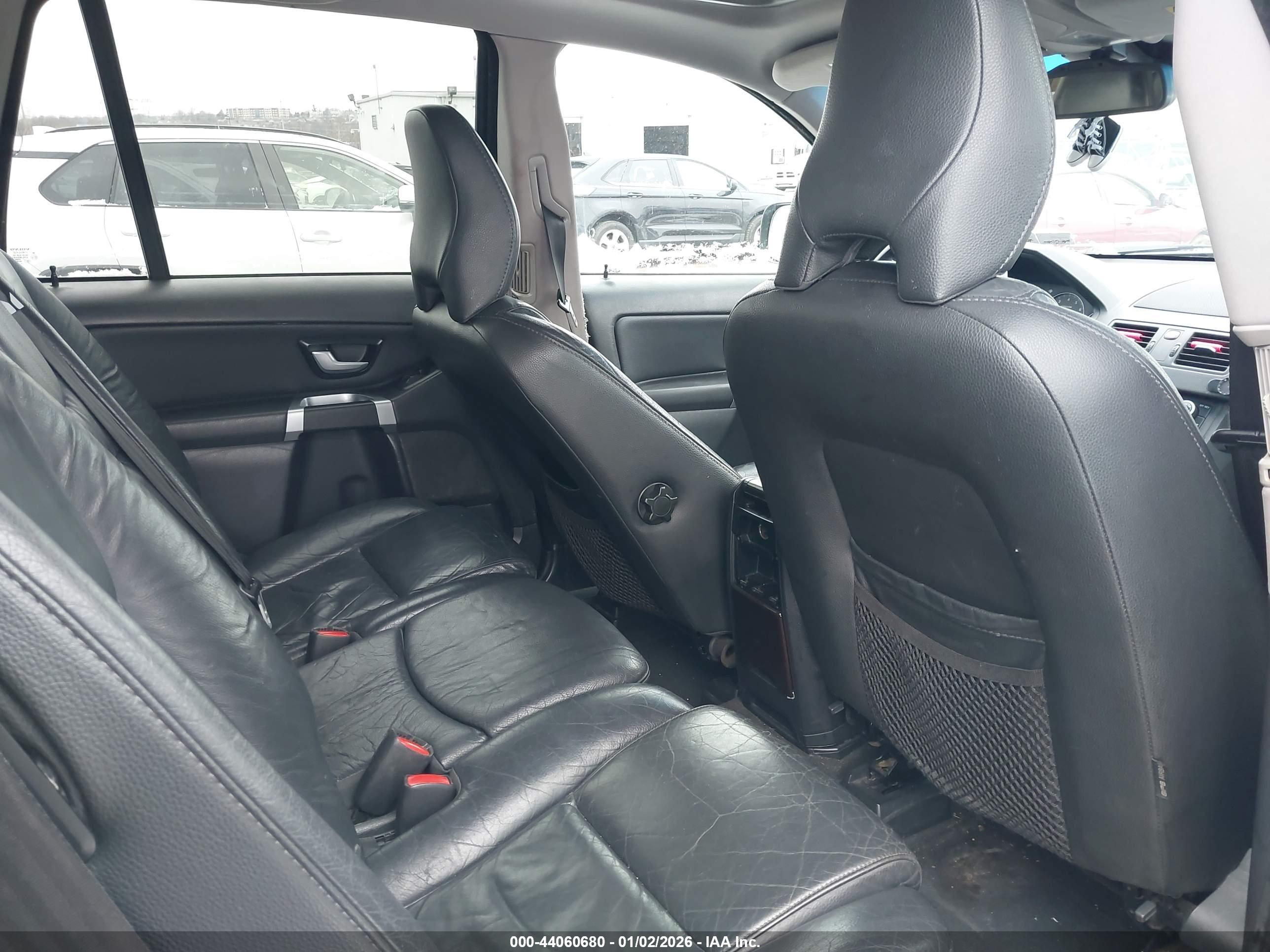 VOLVO XC90 image 8