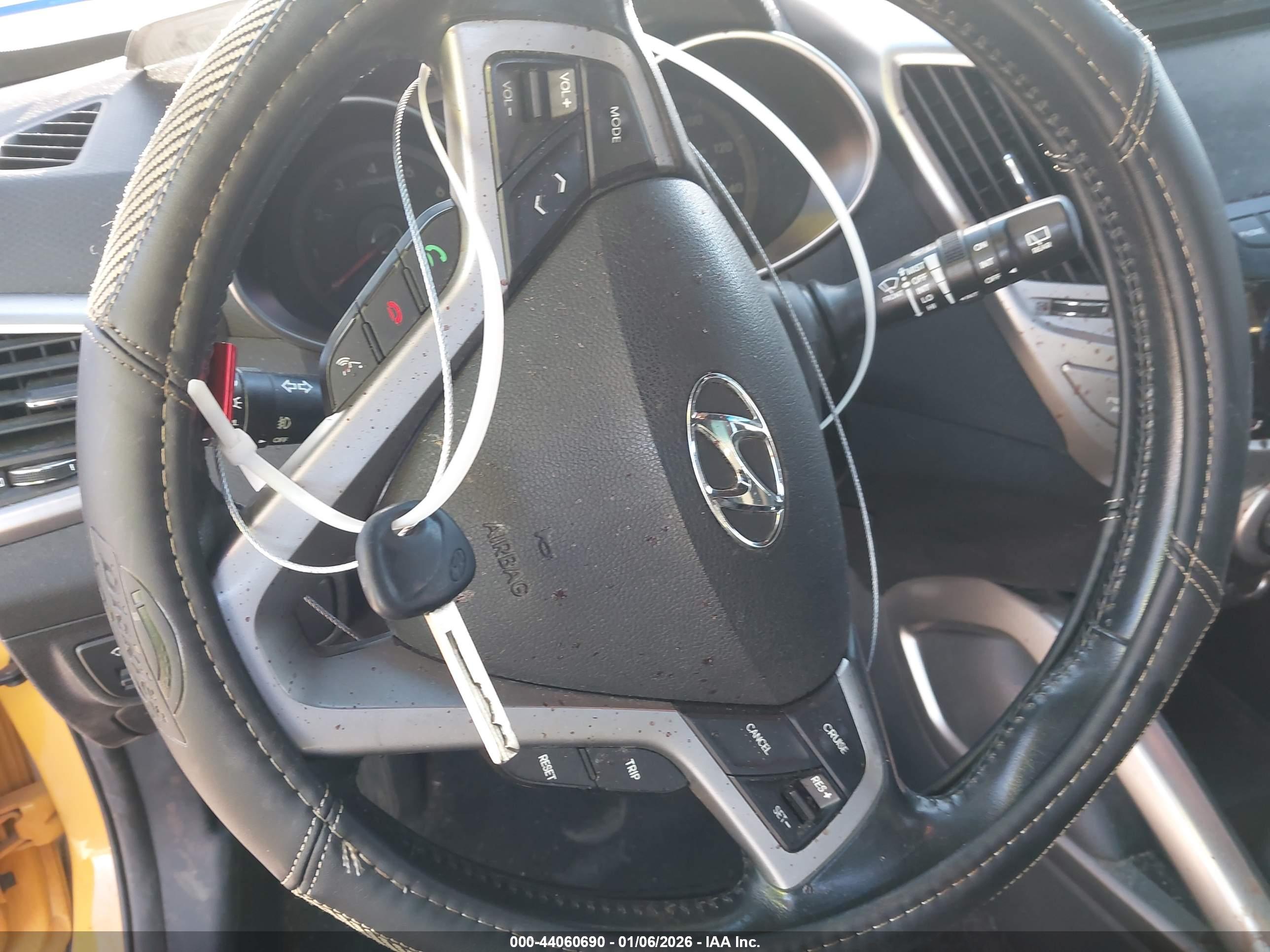 HYUNDAI VELOSTER image 11