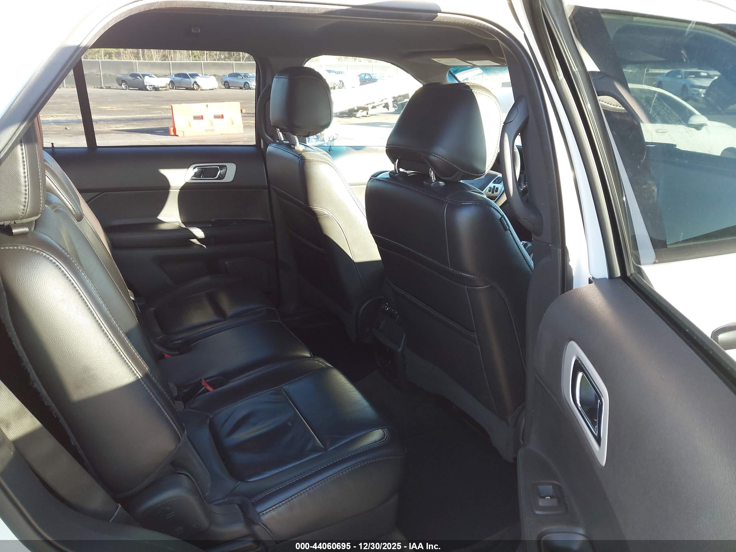 FORD EXPLORER image 8