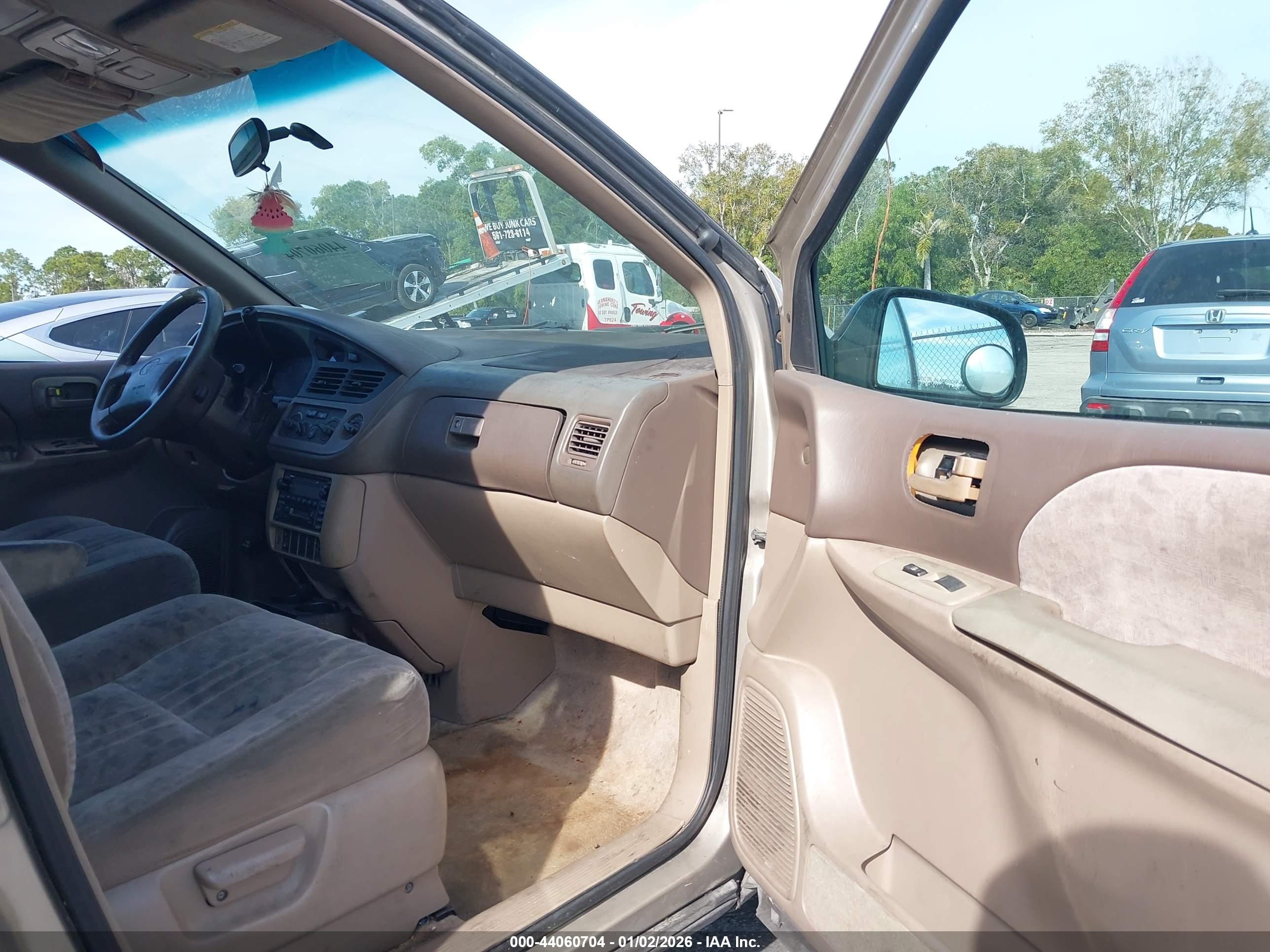 TOYOTA SIENNA image 5