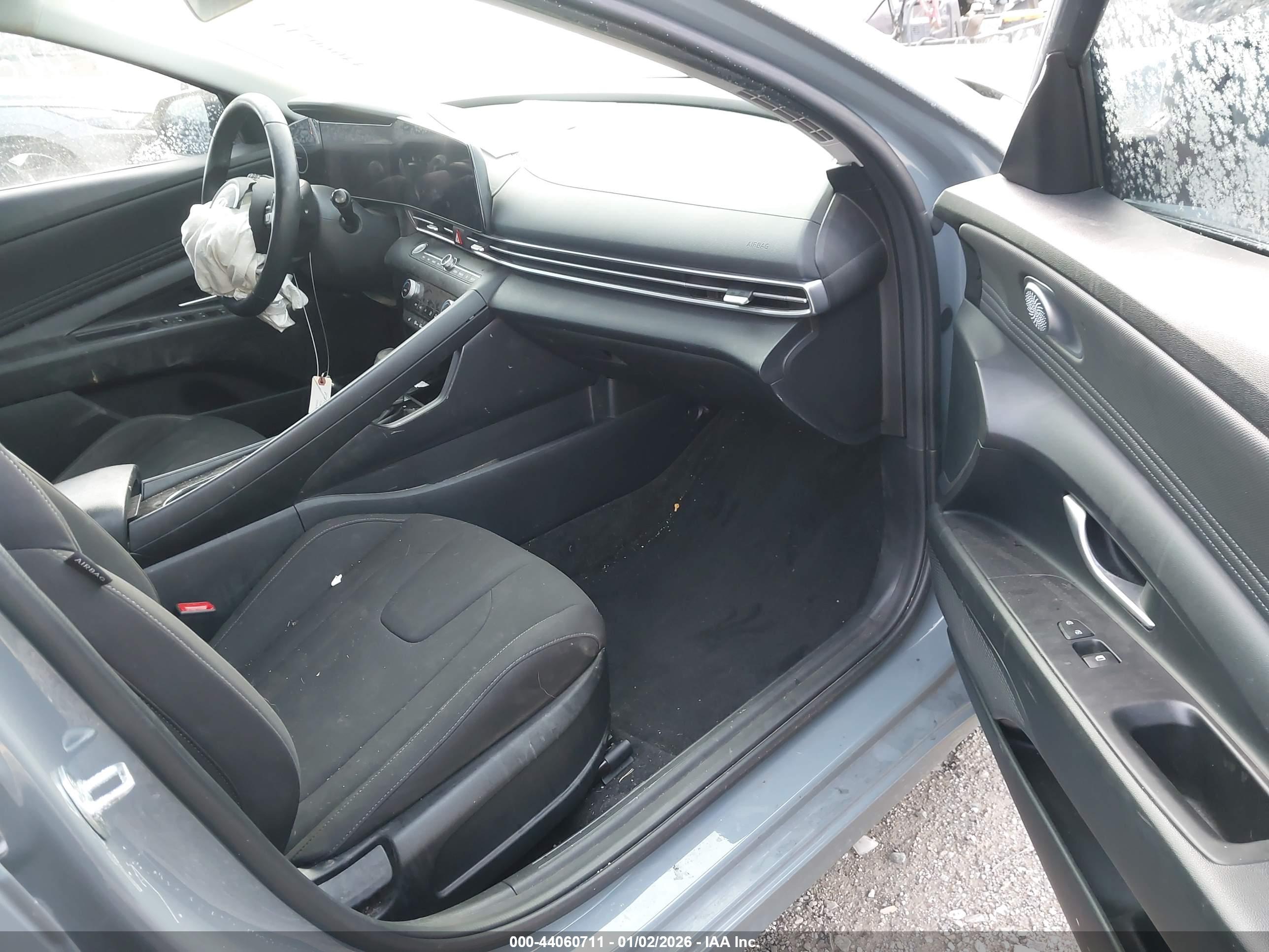 HYUNDAI ELANTRA image 5