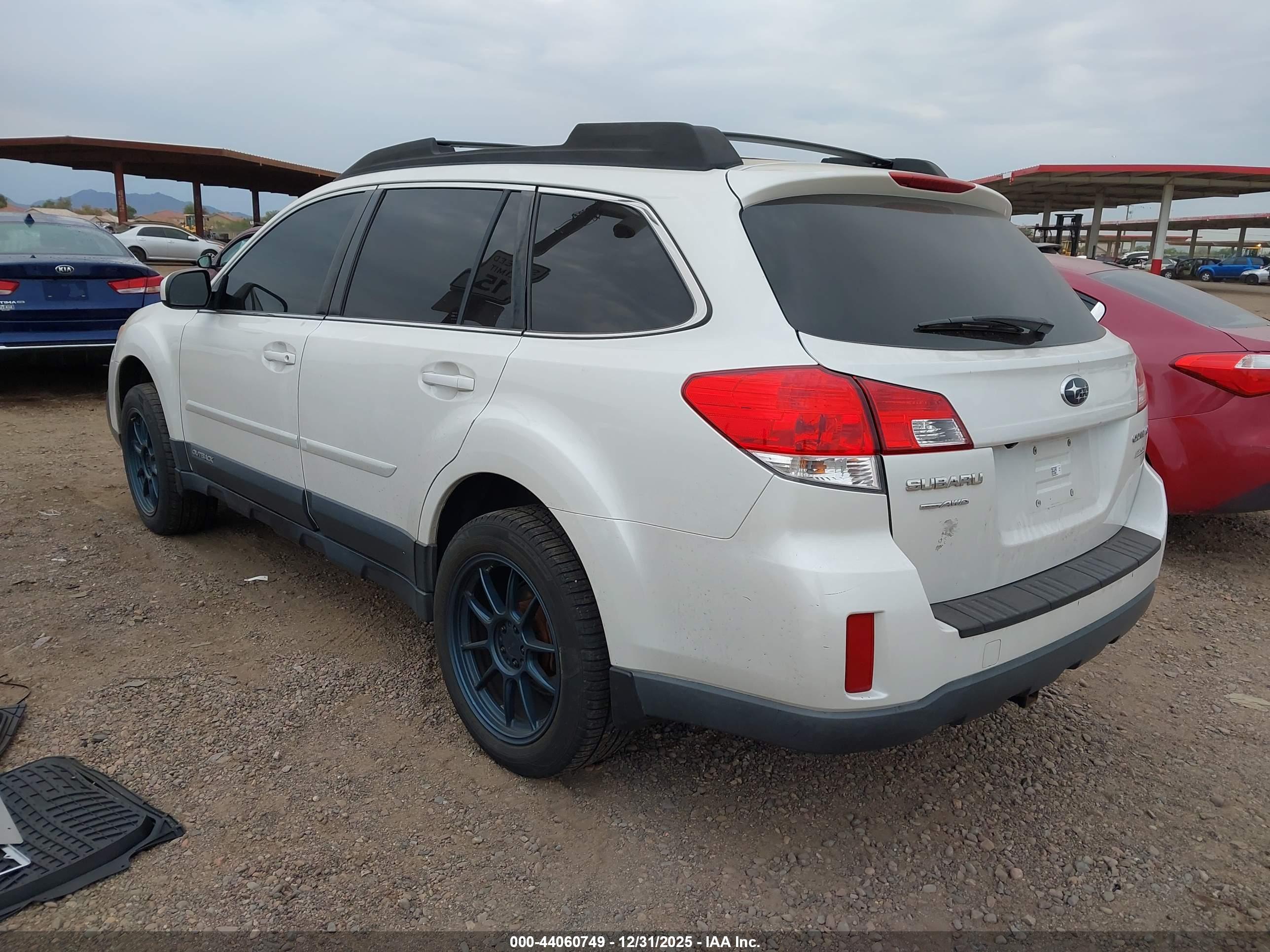 SUBARU OUTBACK image 3