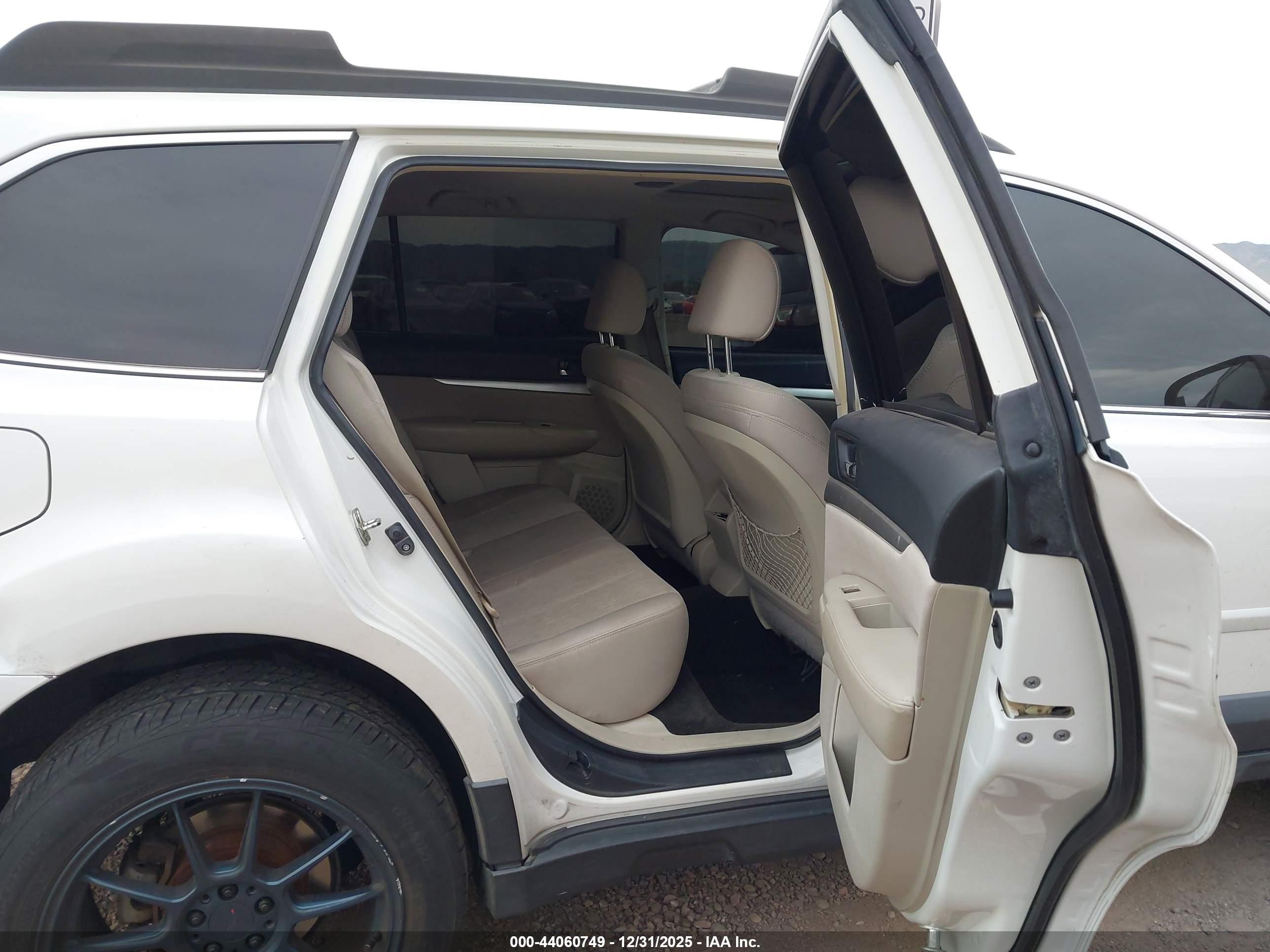 SUBARU OUTBACK image 8