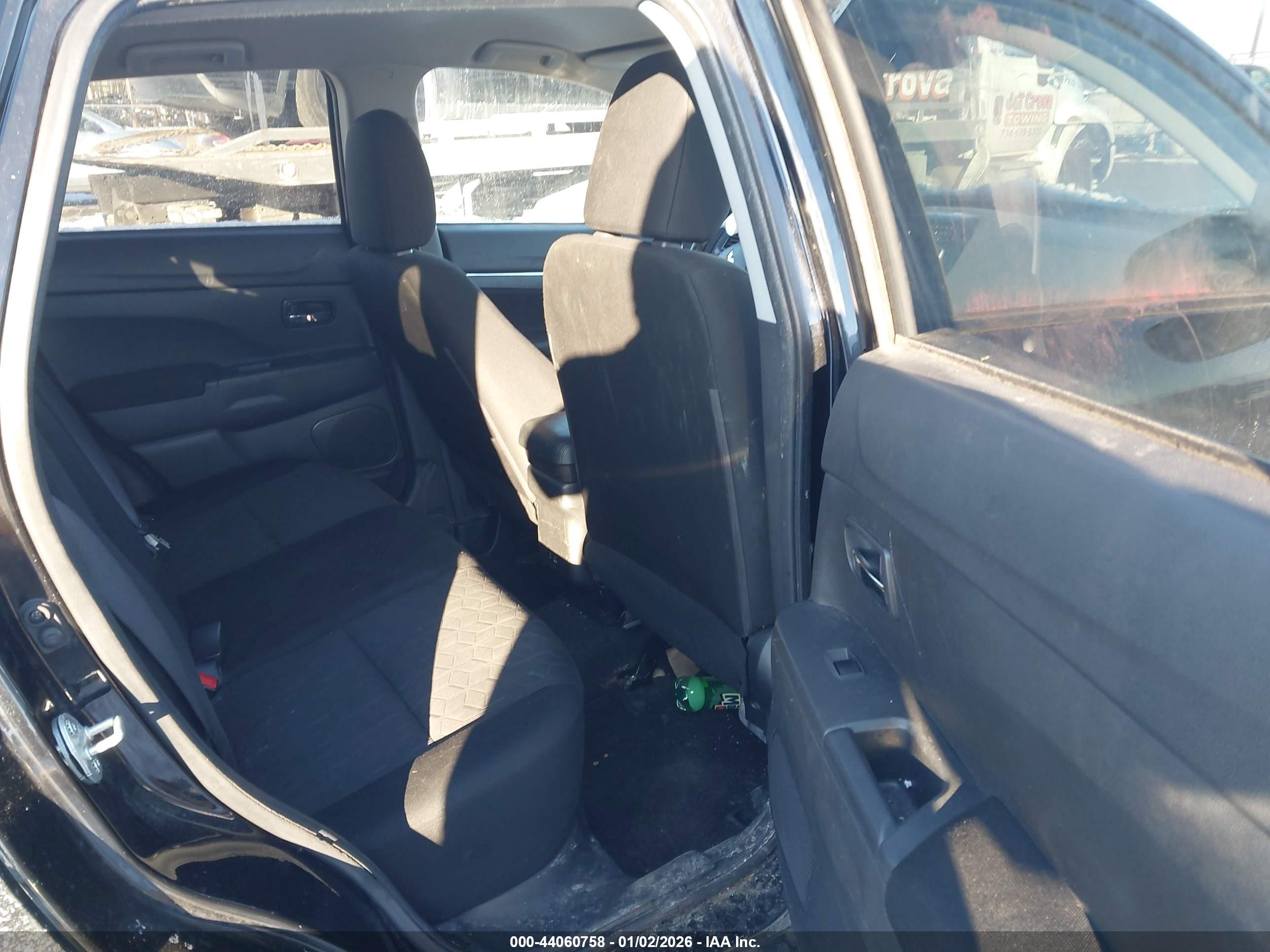 MITSUBISHI OUTLANDER image 8