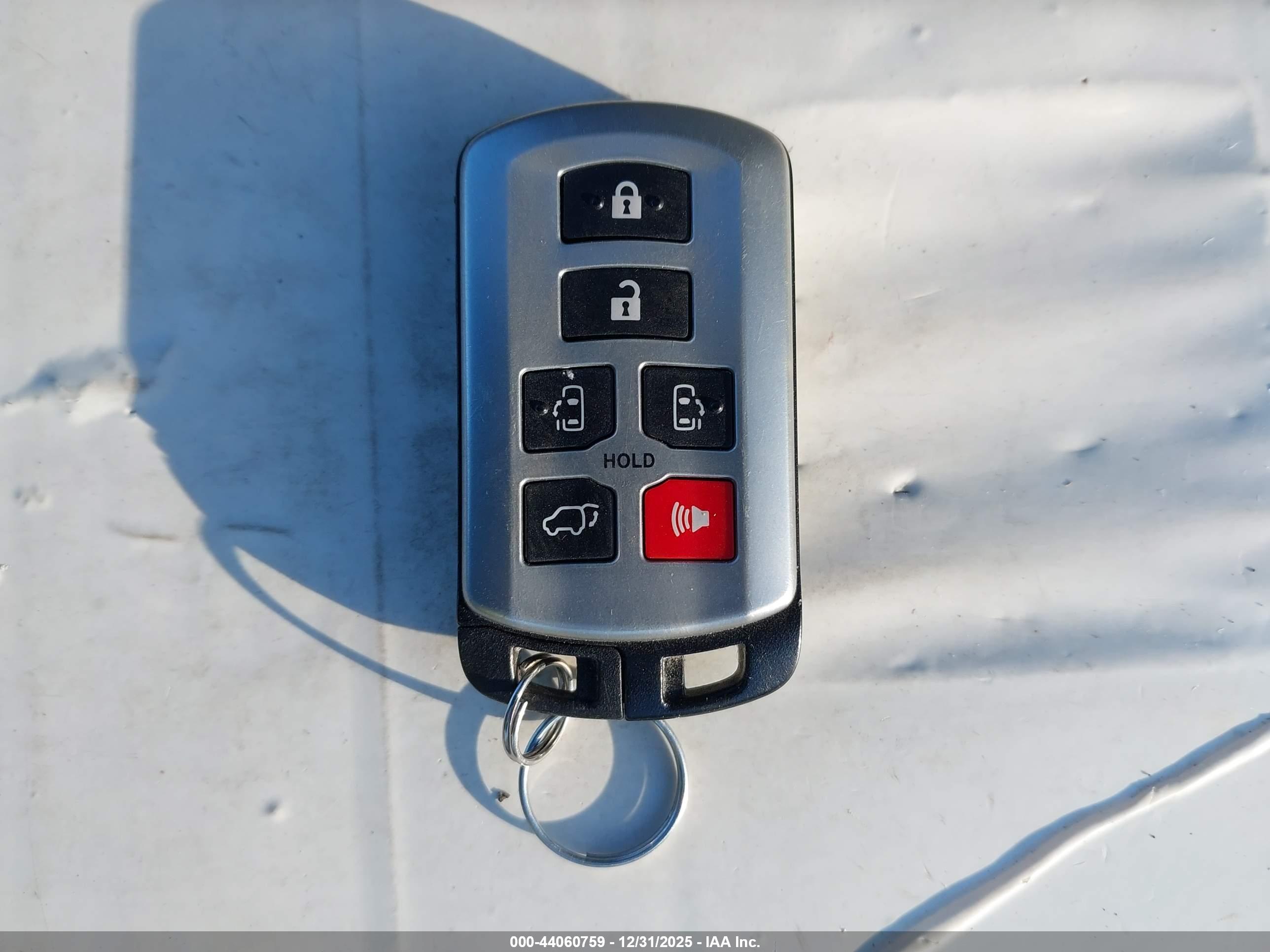 TOYOTA SIENNA image 11