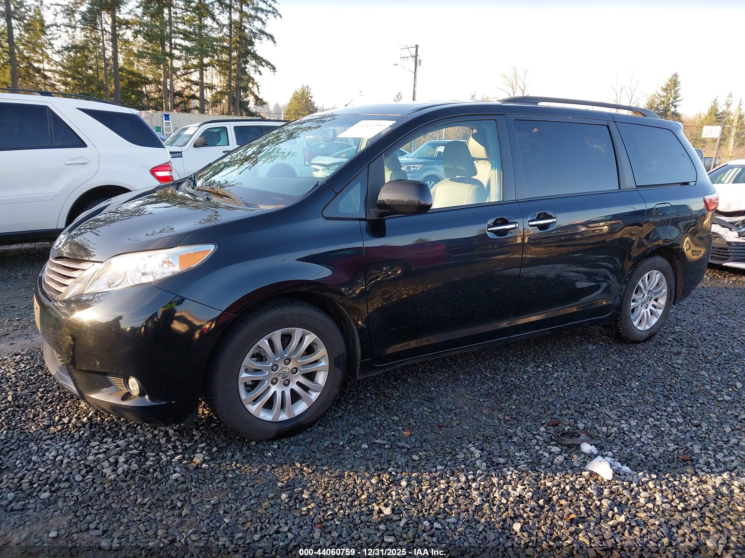 TOYOTA SIENNA image 2