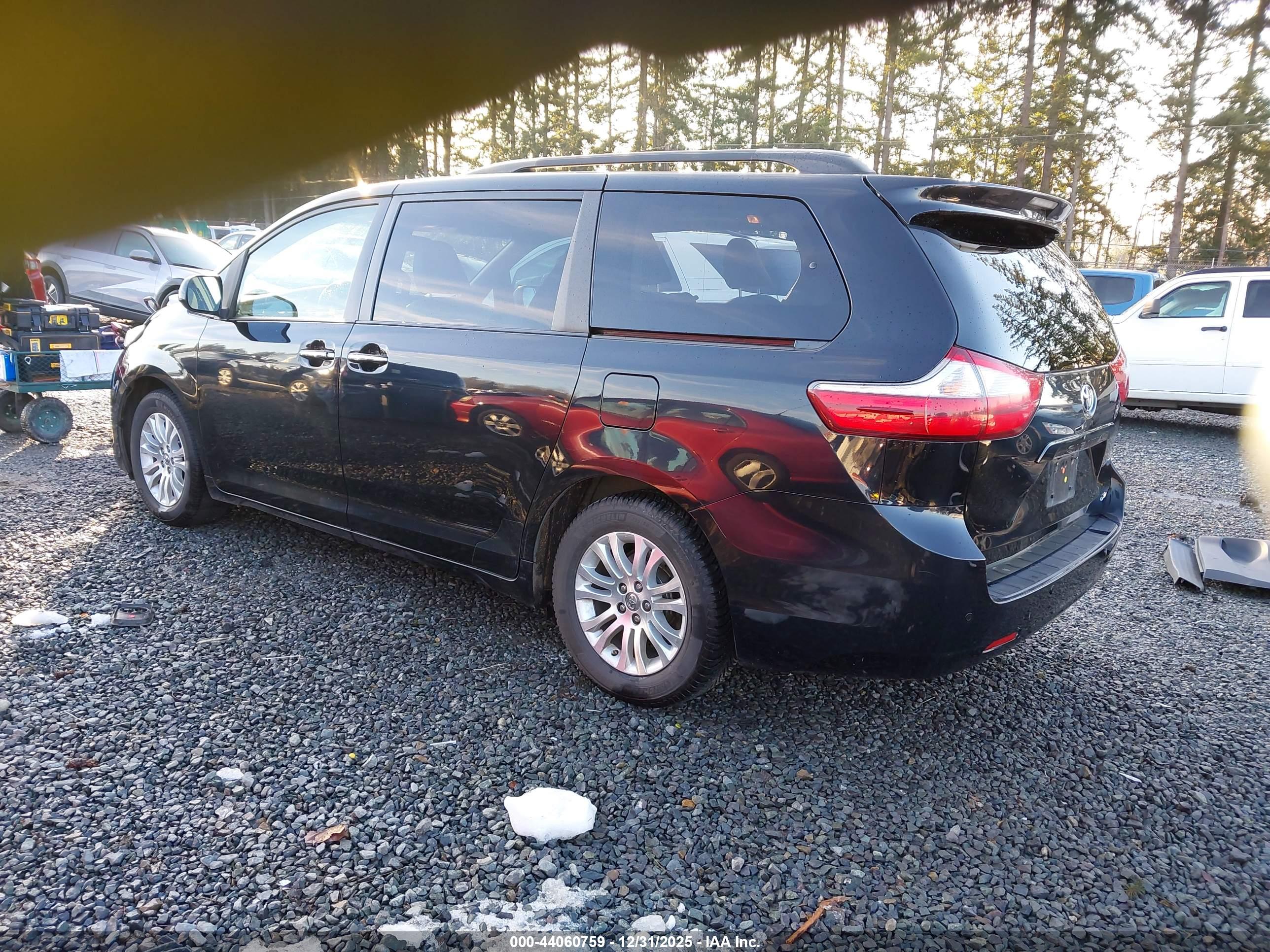TOYOTA SIENNA image 3