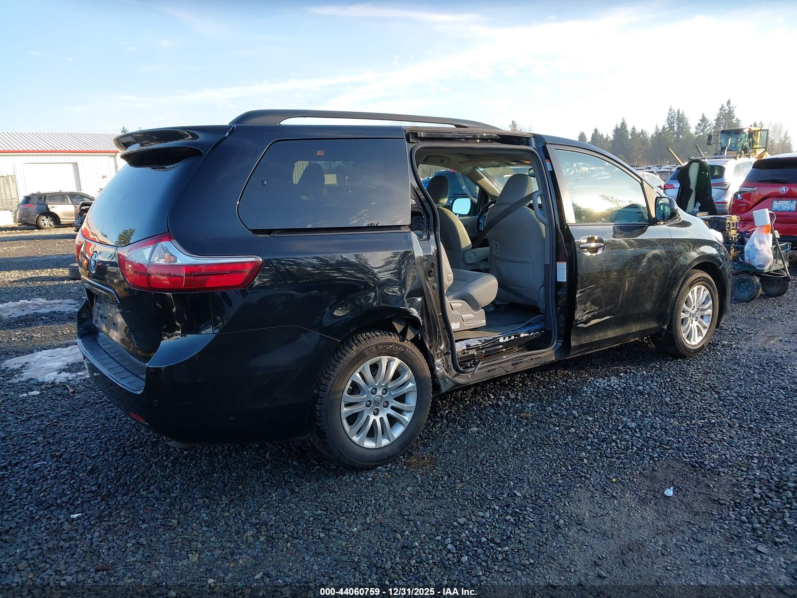TOYOTA SIENNA image 4