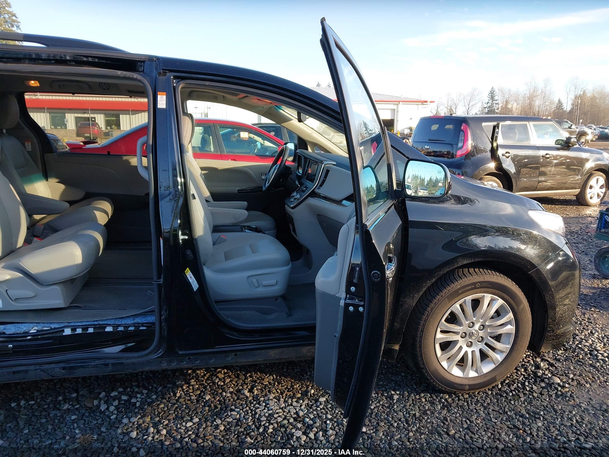 TOYOTA SIENNA image 5