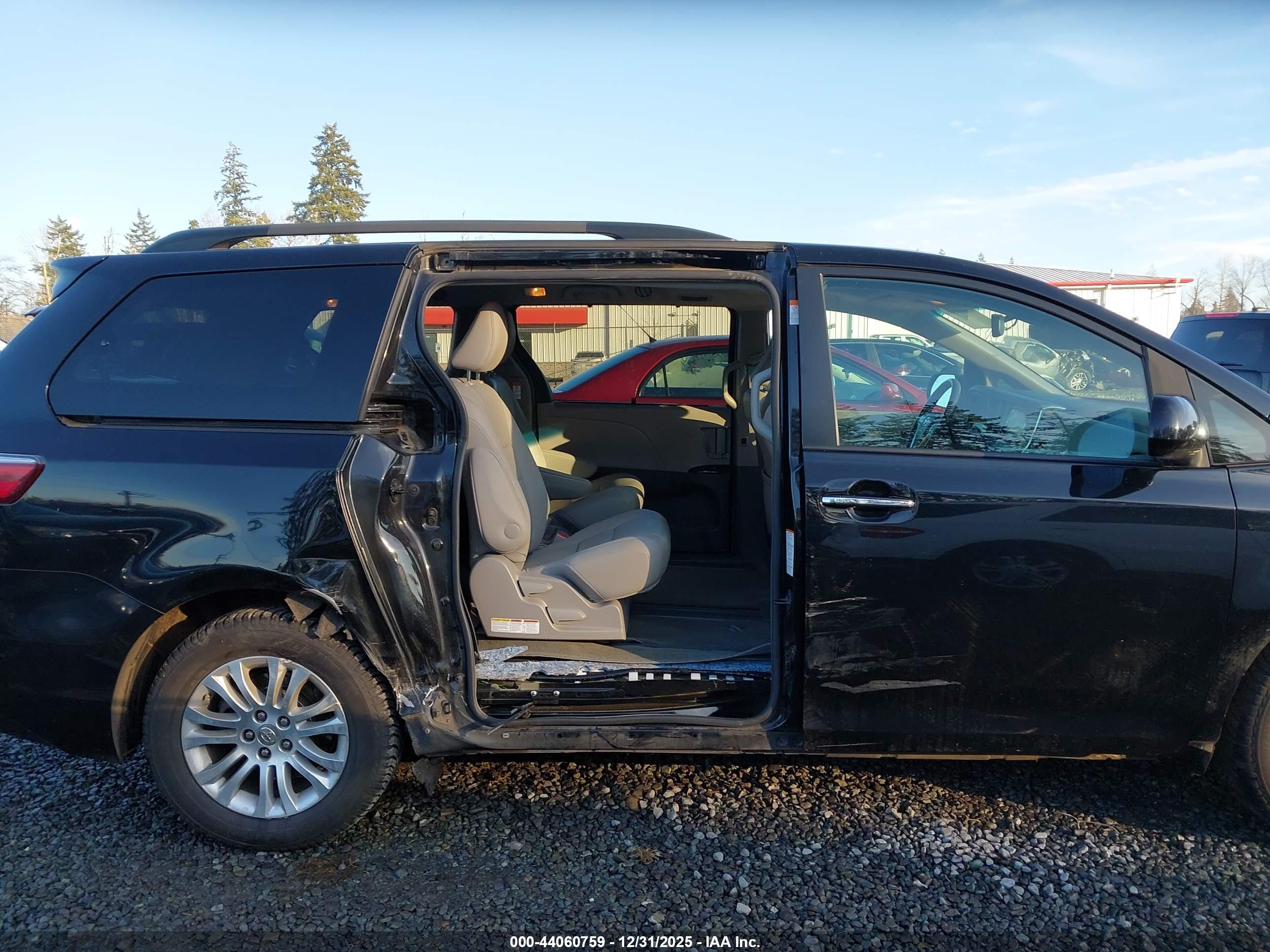 TOYOTA SIENNA image 6
