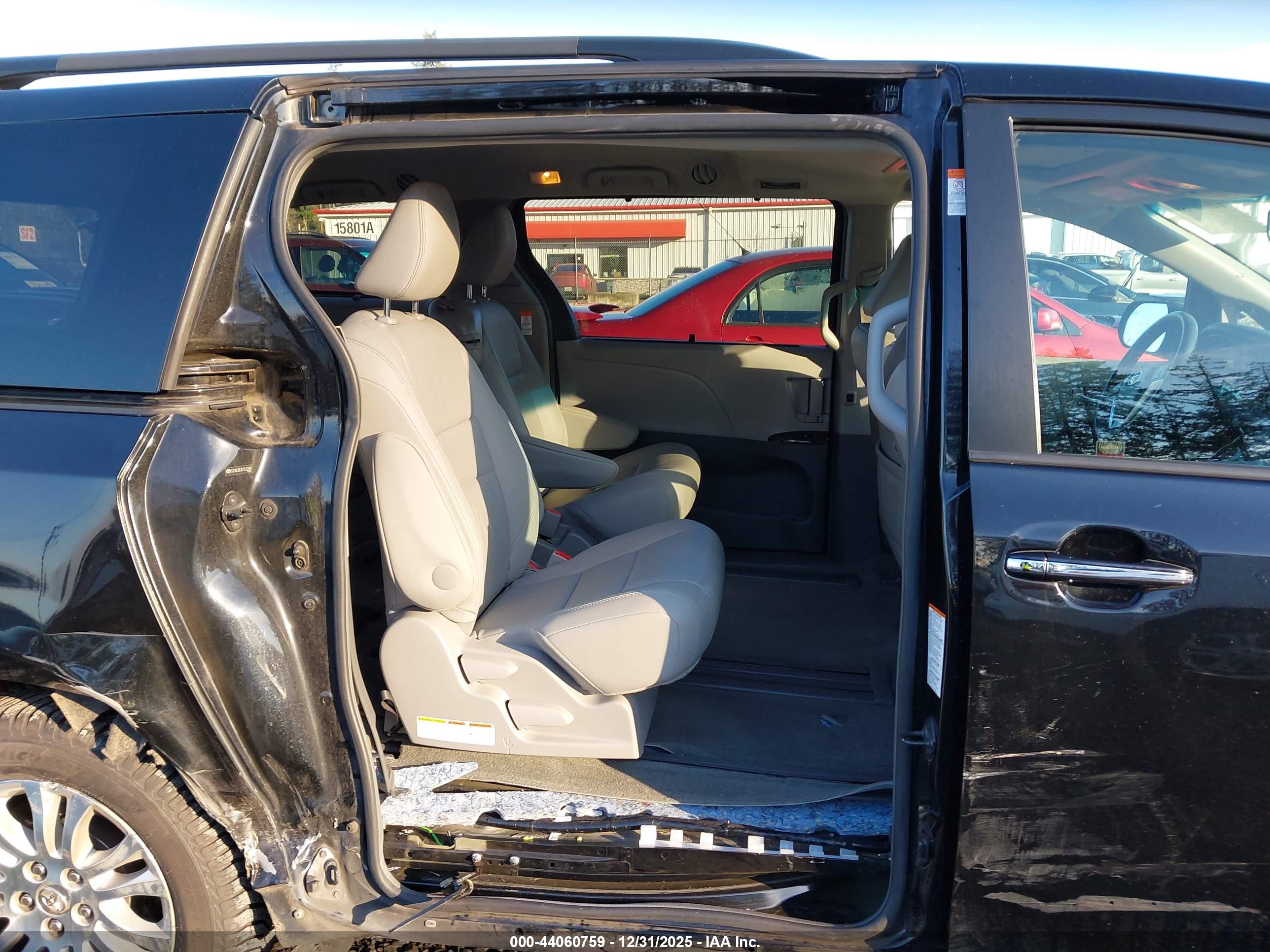 TOYOTA SIENNA image 8