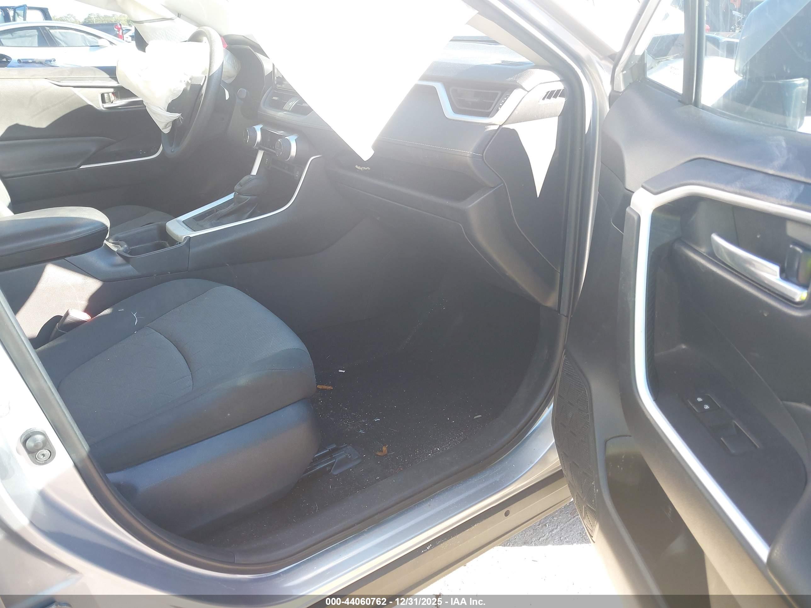 TOYOTA RAV4 image 5
