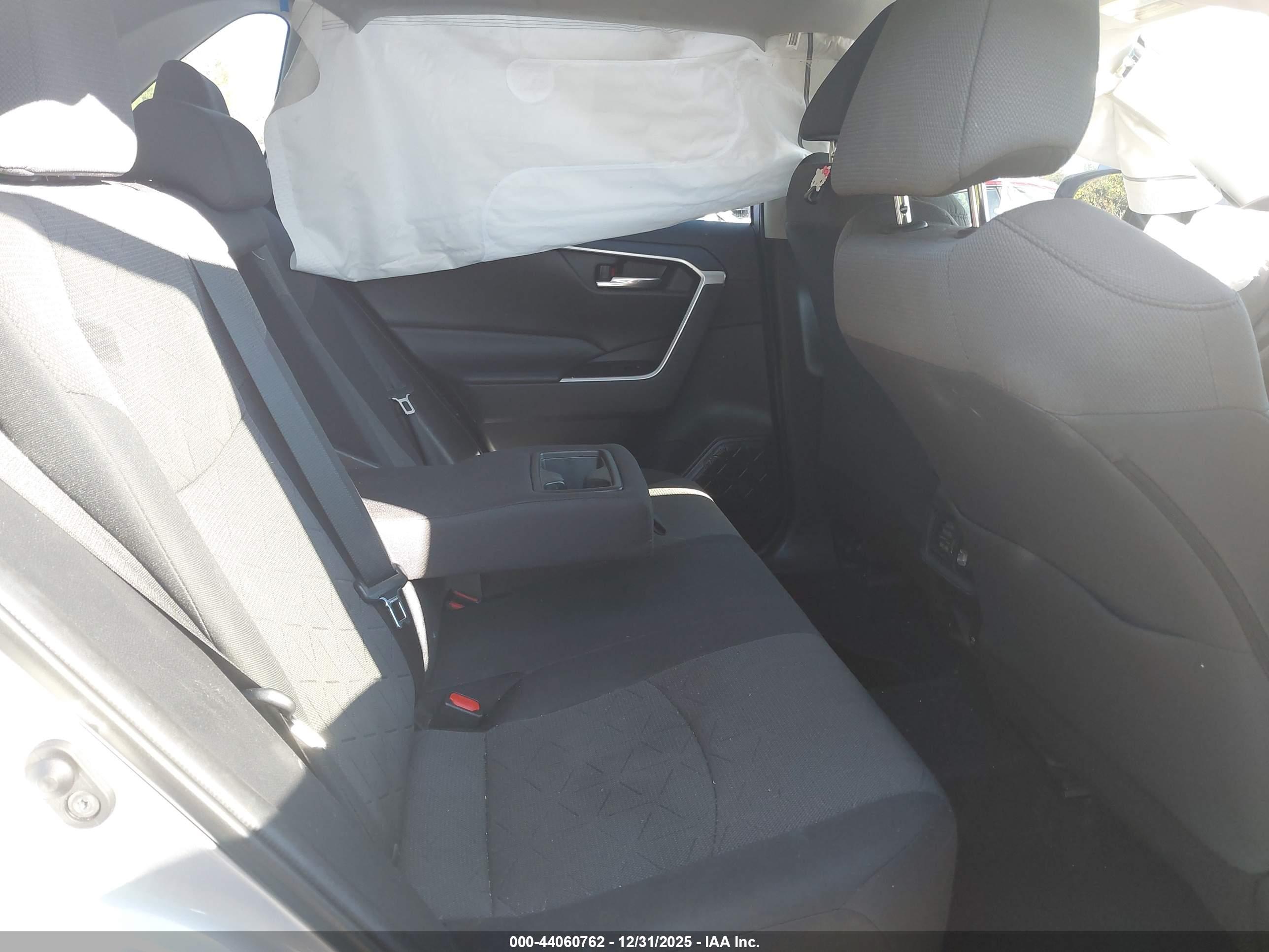 TOYOTA RAV4 image 8