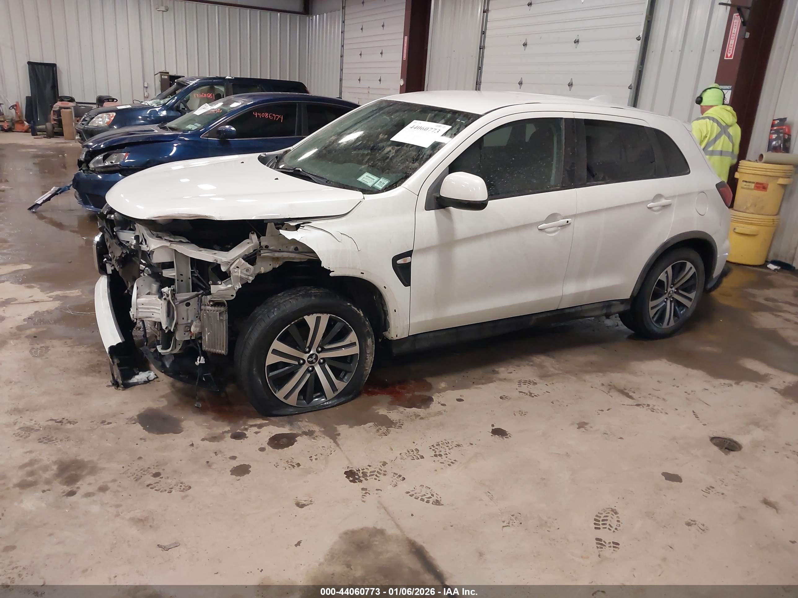 MITSUBISHI OUTLANDER image 2