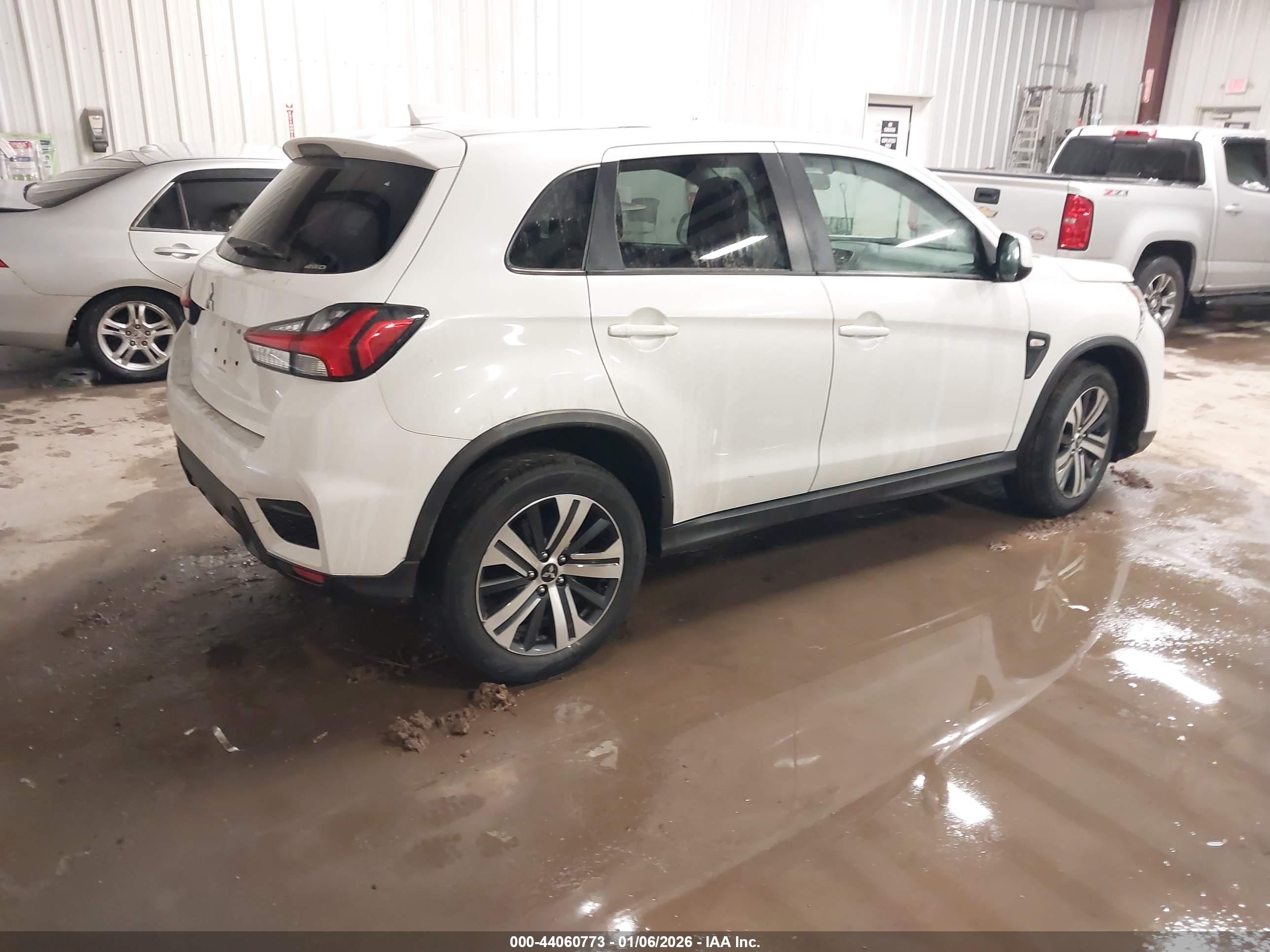 MITSUBISHI OUTLANDER image 4