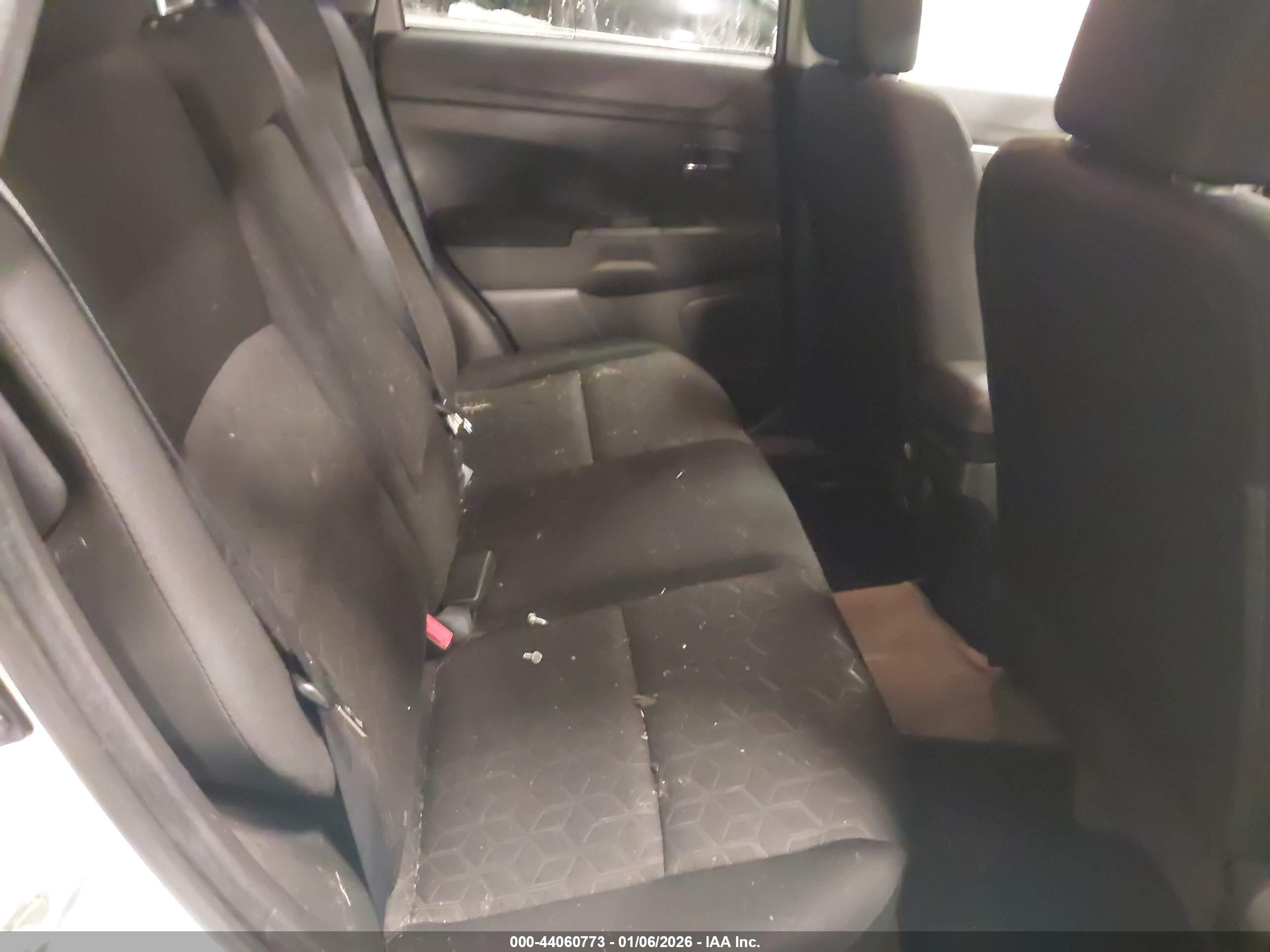 MITSUBISHI OUTLANDER image 8
