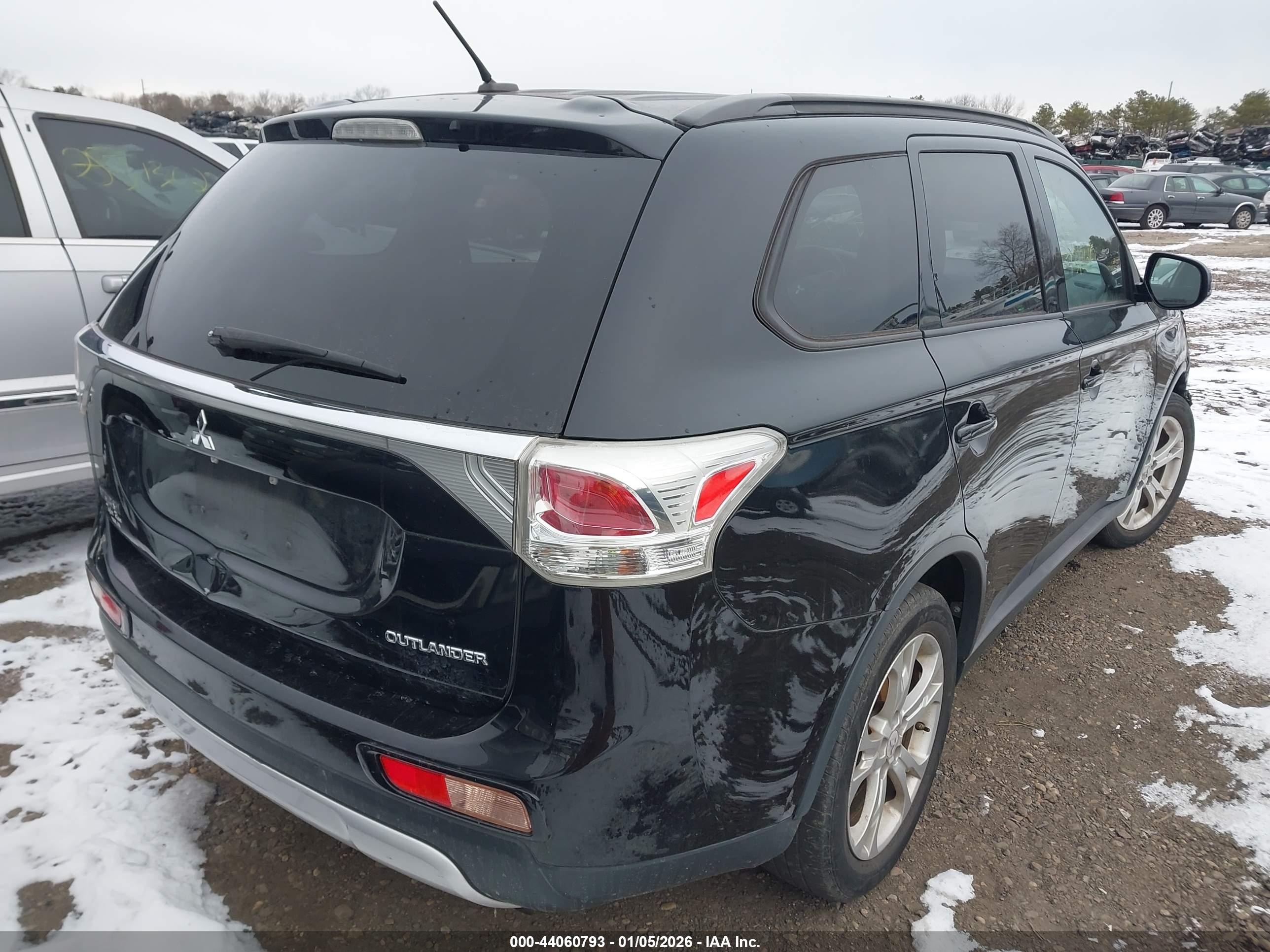 MITSUBISHI OUTLANDER image 4