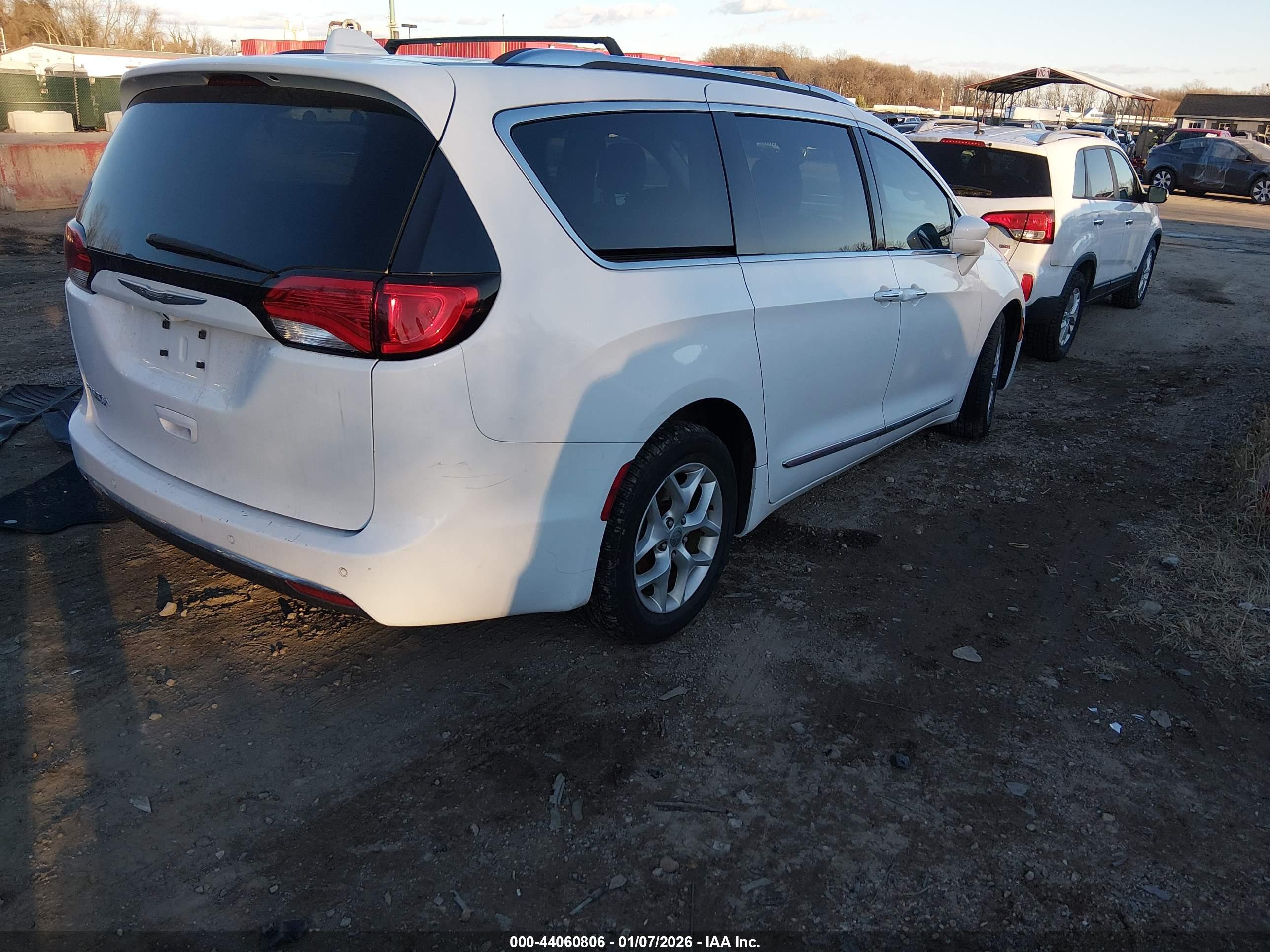 CHRYSLER PACIFICA image 4