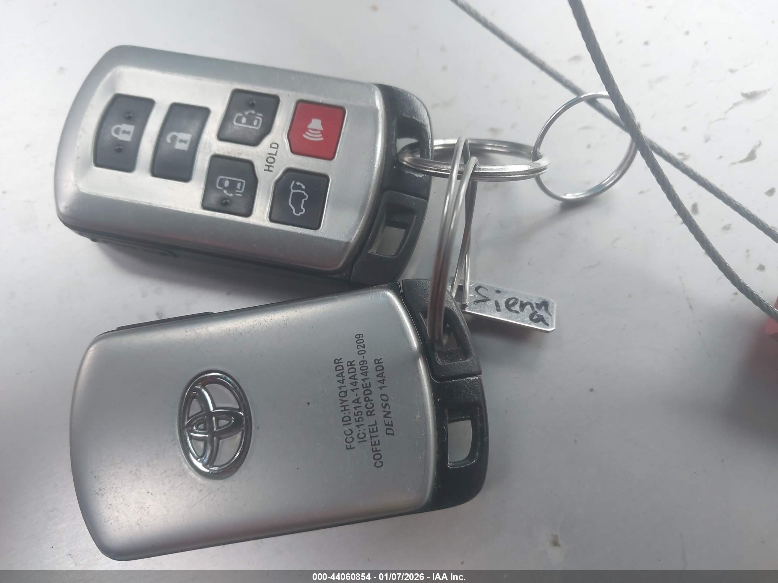 TOYOTA SIENNA image 11