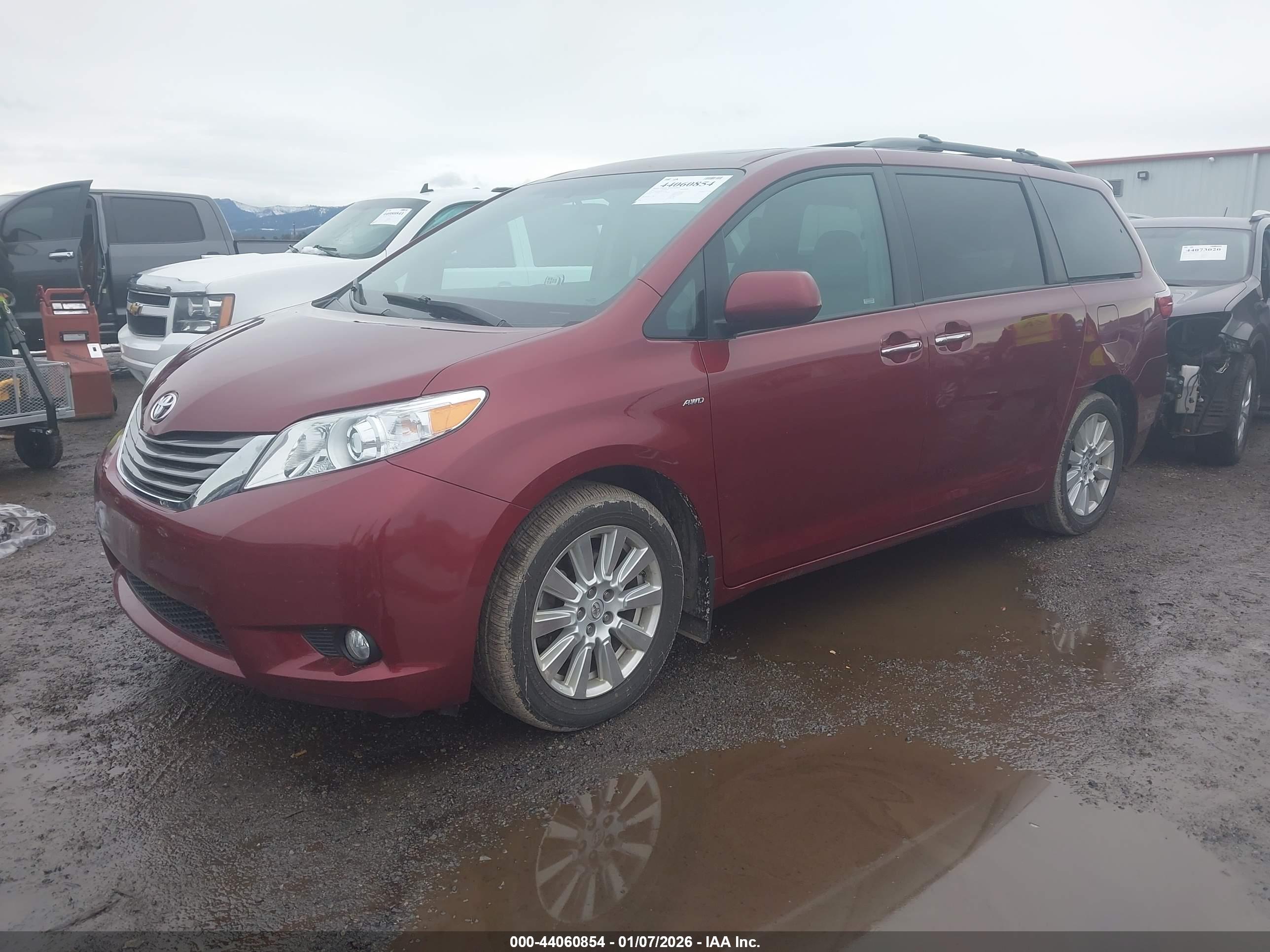 TOYOTA SIENNA image 2