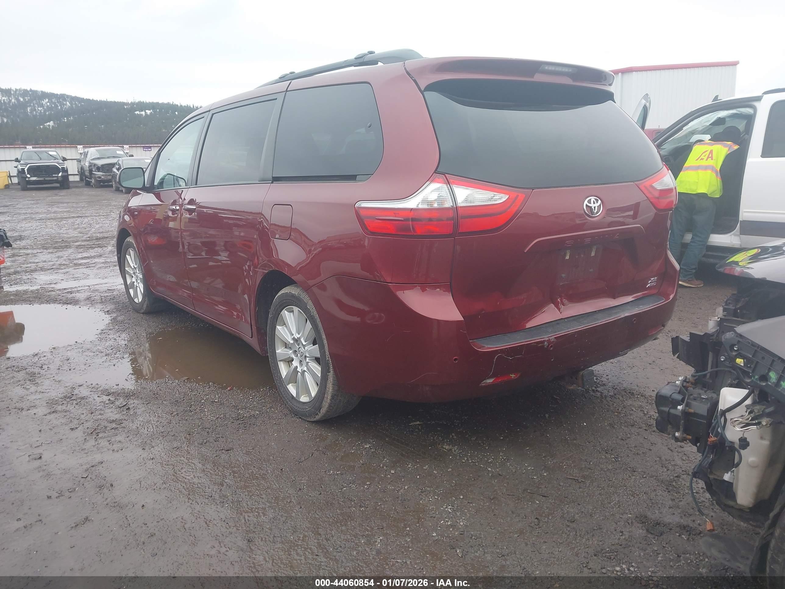 TOYOTA SIENNA image 3