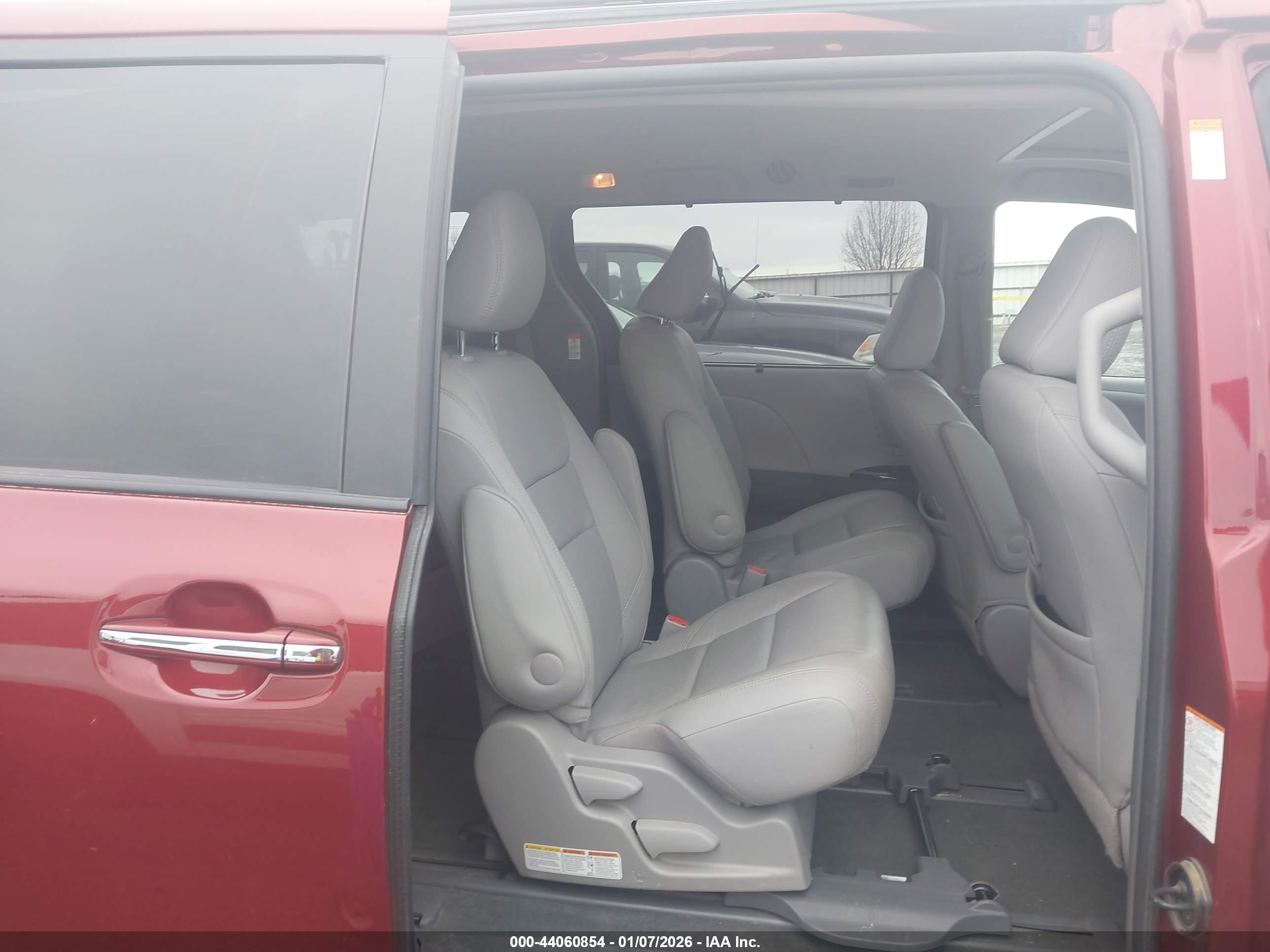 TOYOTA SIENNA image 8