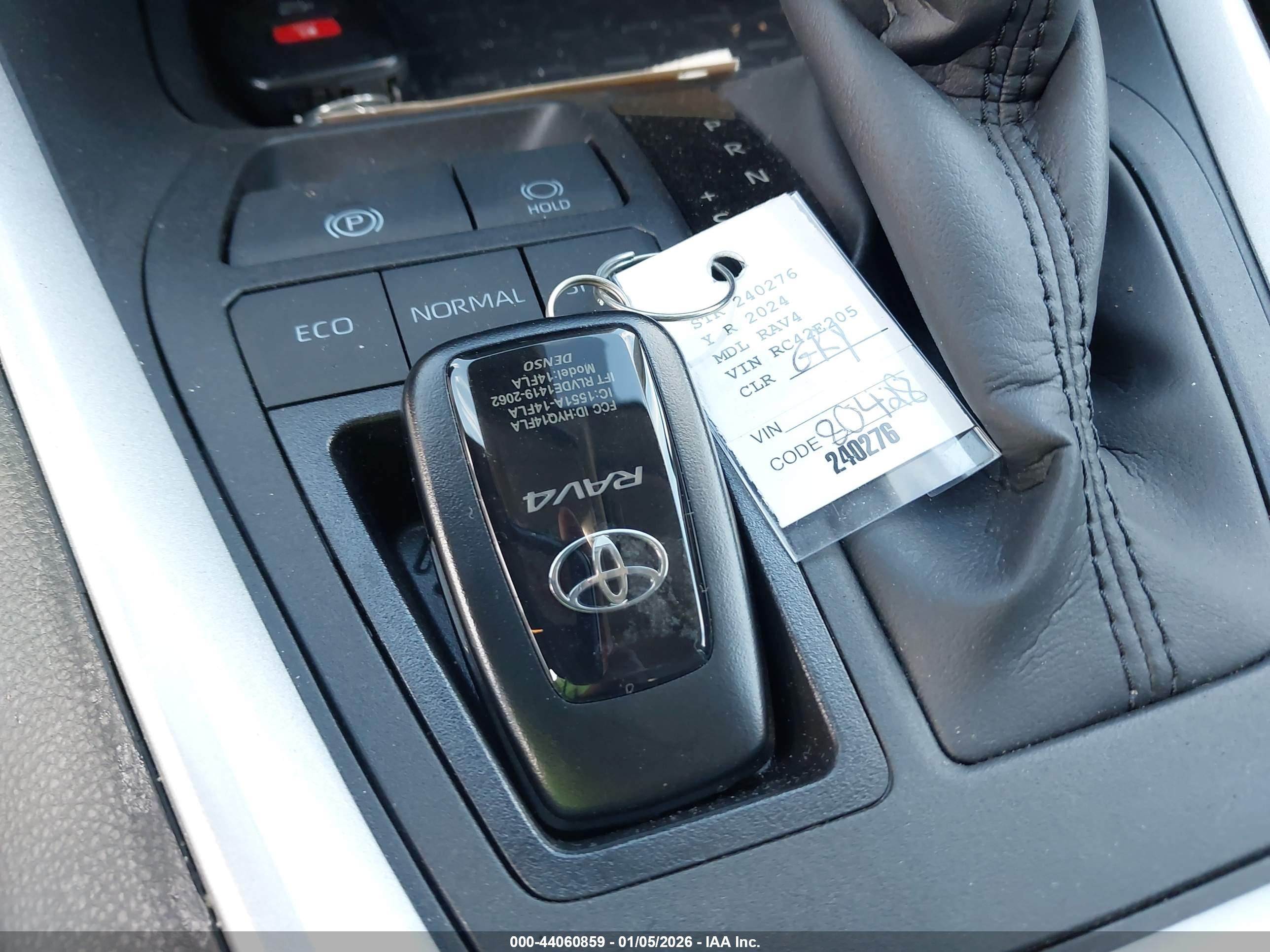 TOYOTA RAV4 image 11