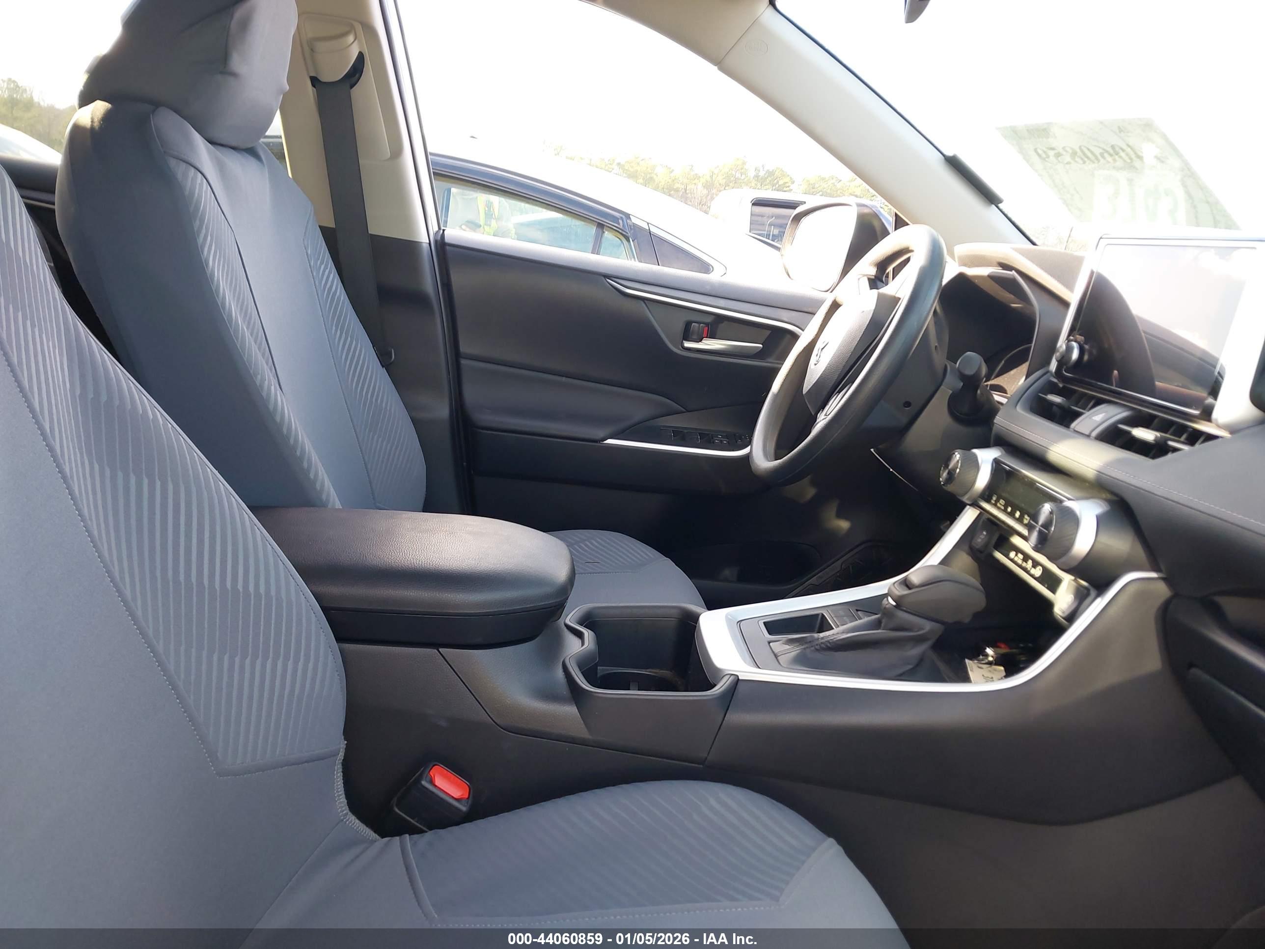 TOYOTA RAV4 image 5