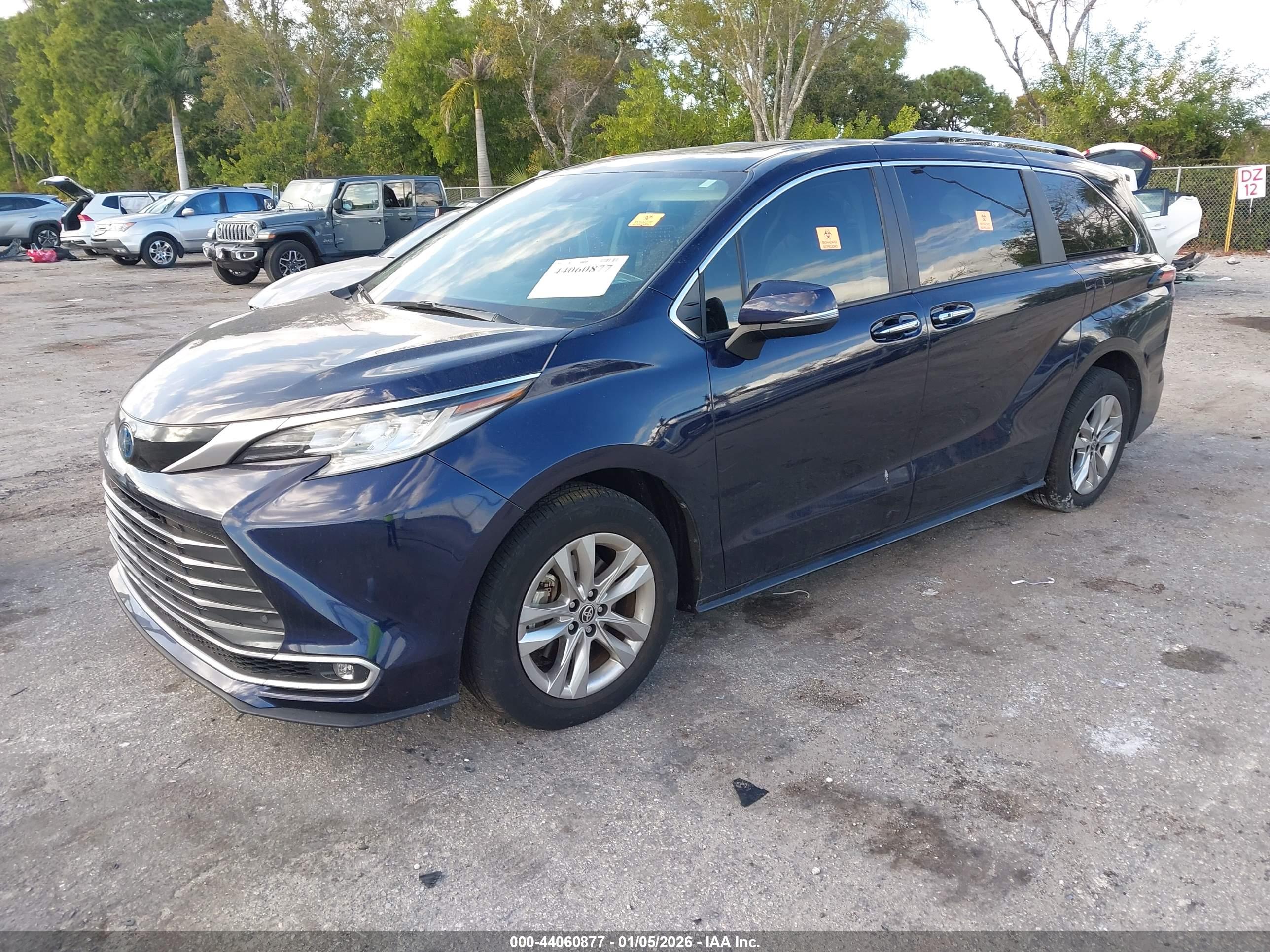 TOYOTA SIENNA image 2