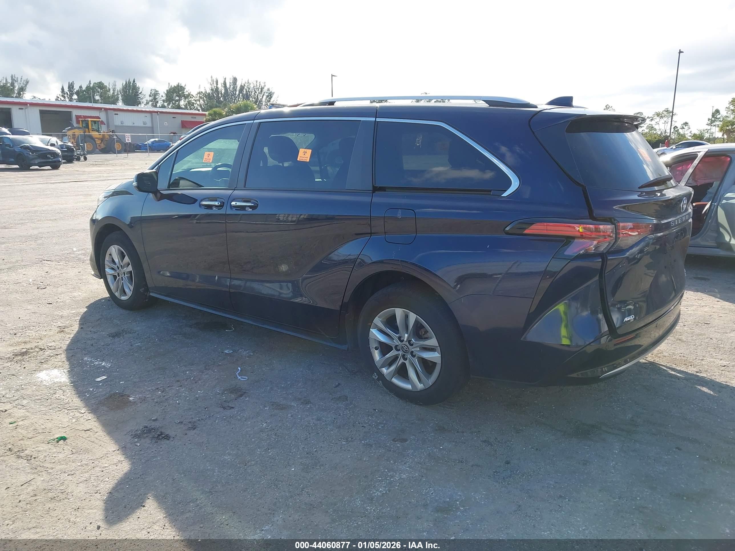 TOYOTA SIENNA image 3